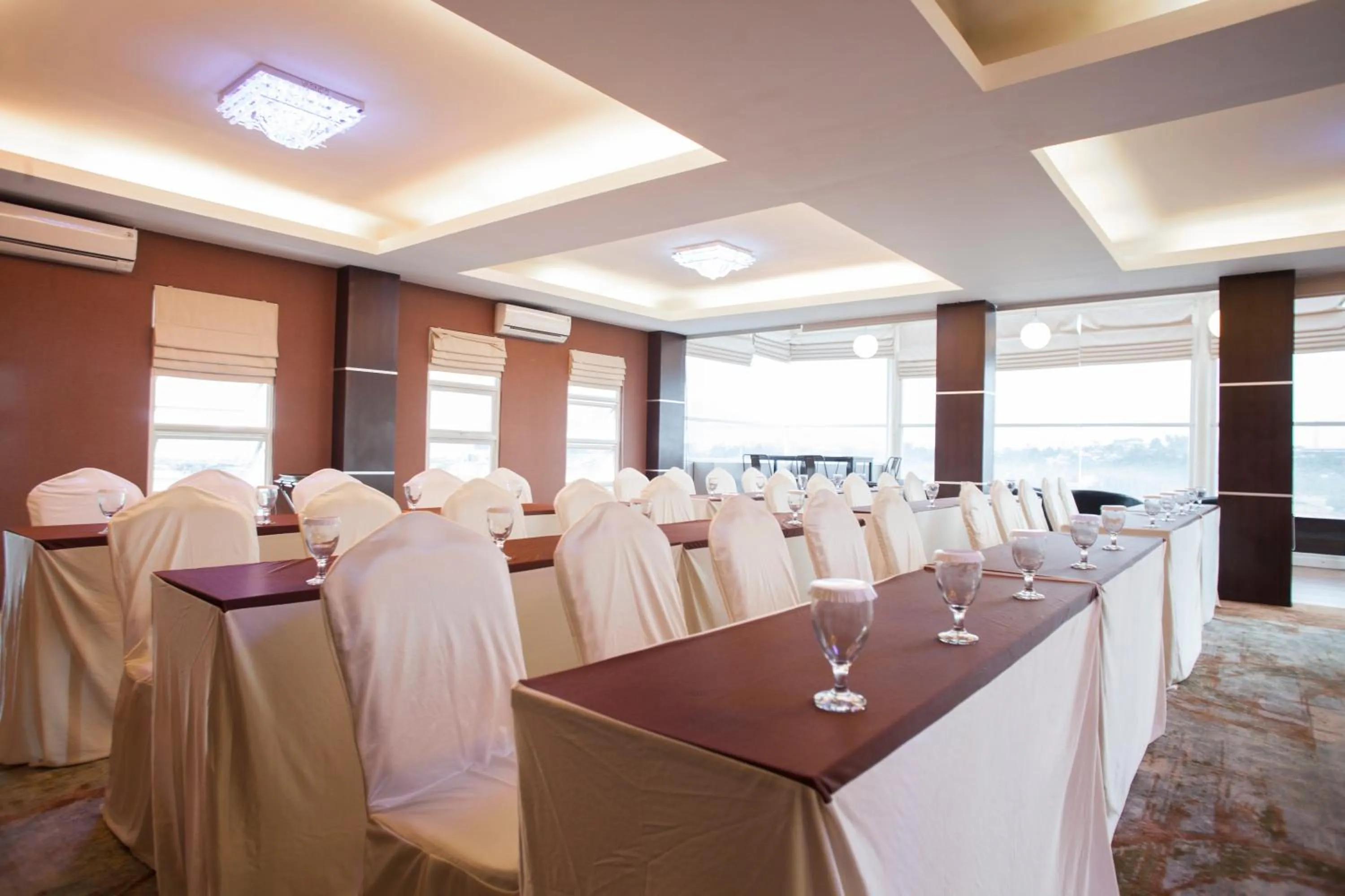 Business facilities in JLE'S Hotel