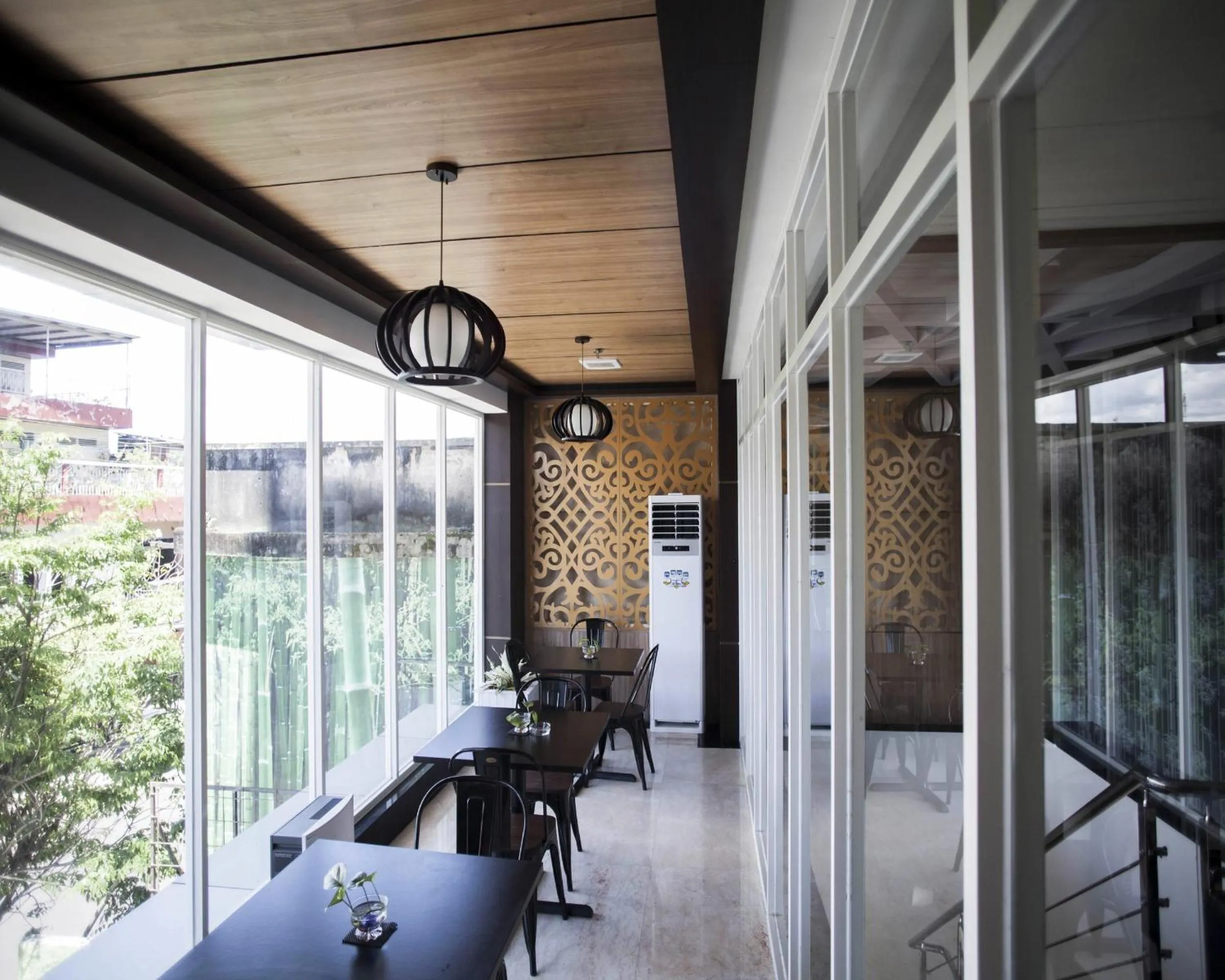 Restaurant/places to eat in JLE'S Hotel