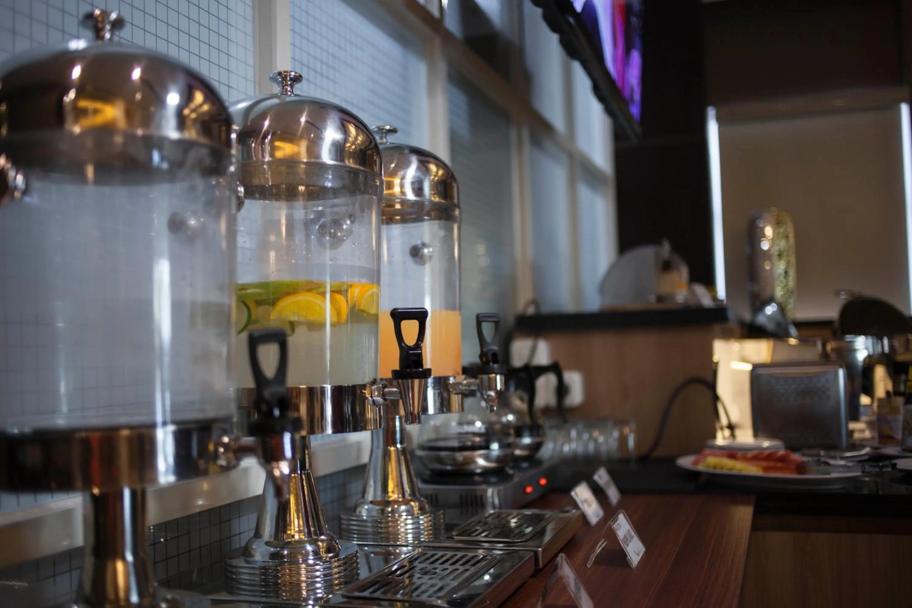 Restaurant/places to eat in JLE'S Hotel