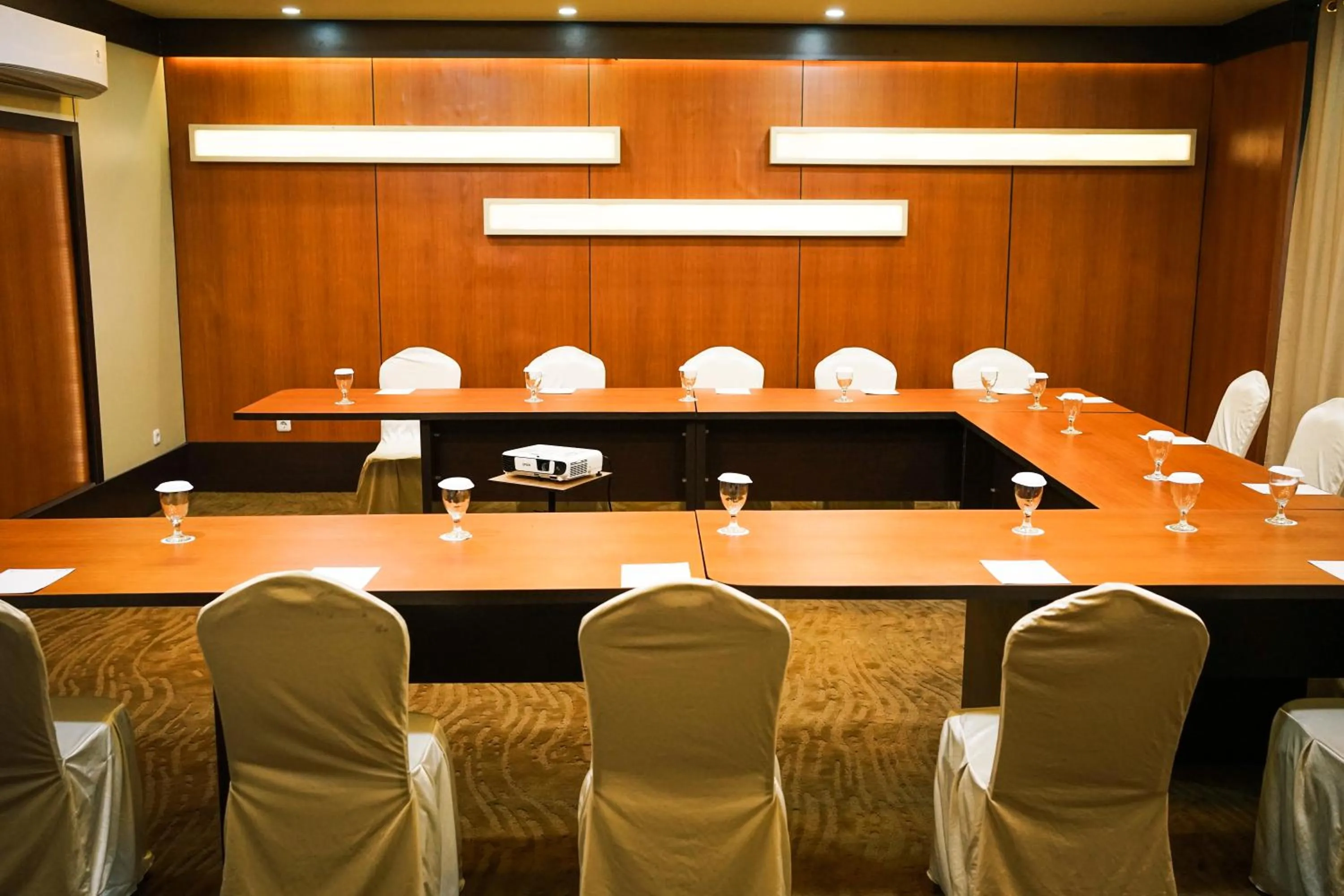Business facilities in JLE'S Hotel