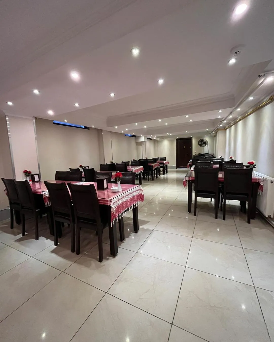 Restaurant/places to eat in Red White Hotel