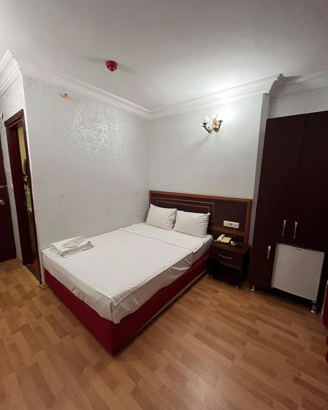 Photo of the whole room, Bed in Red White Hotel