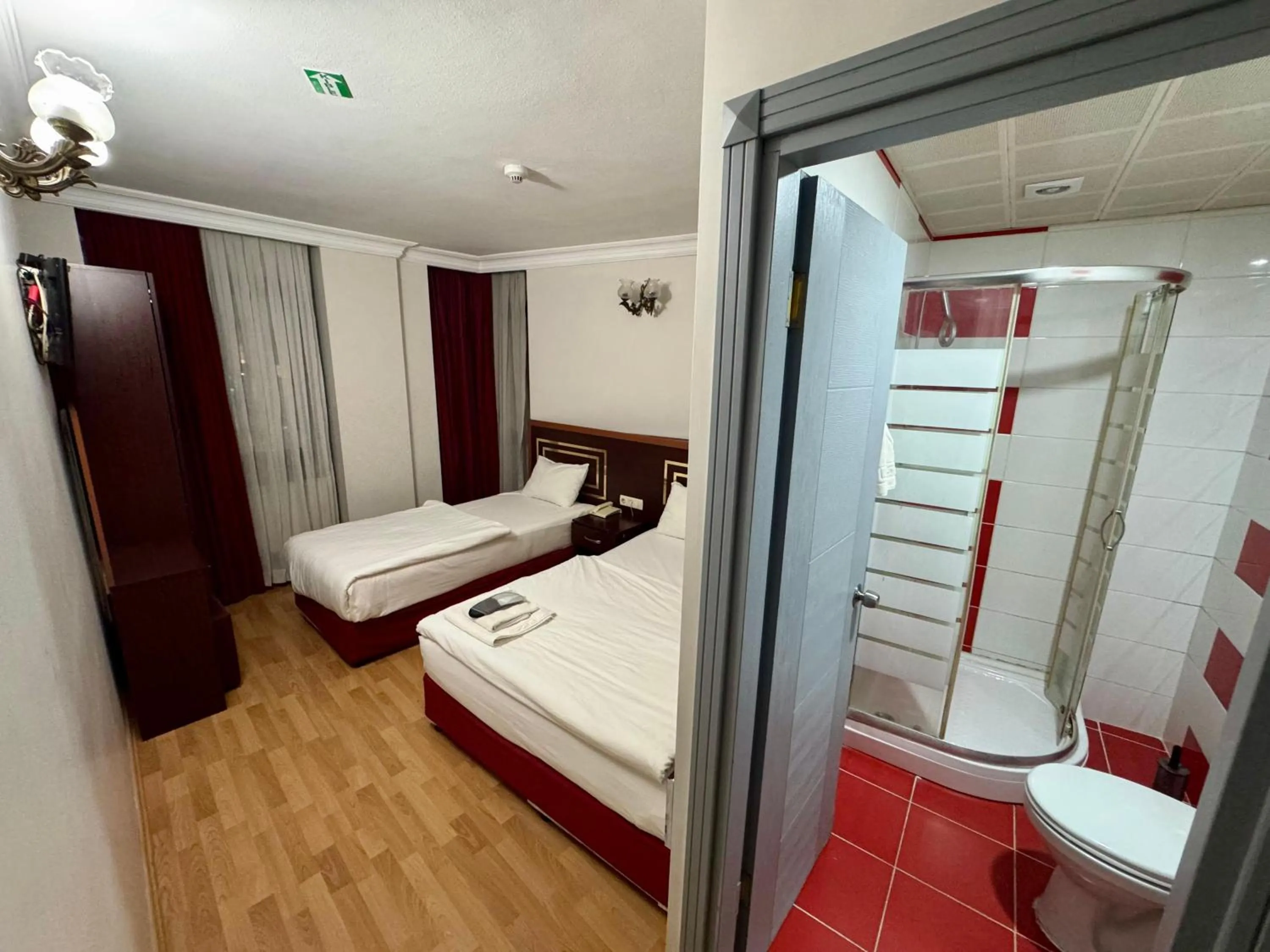 Shower, Bed in Red White Hotel