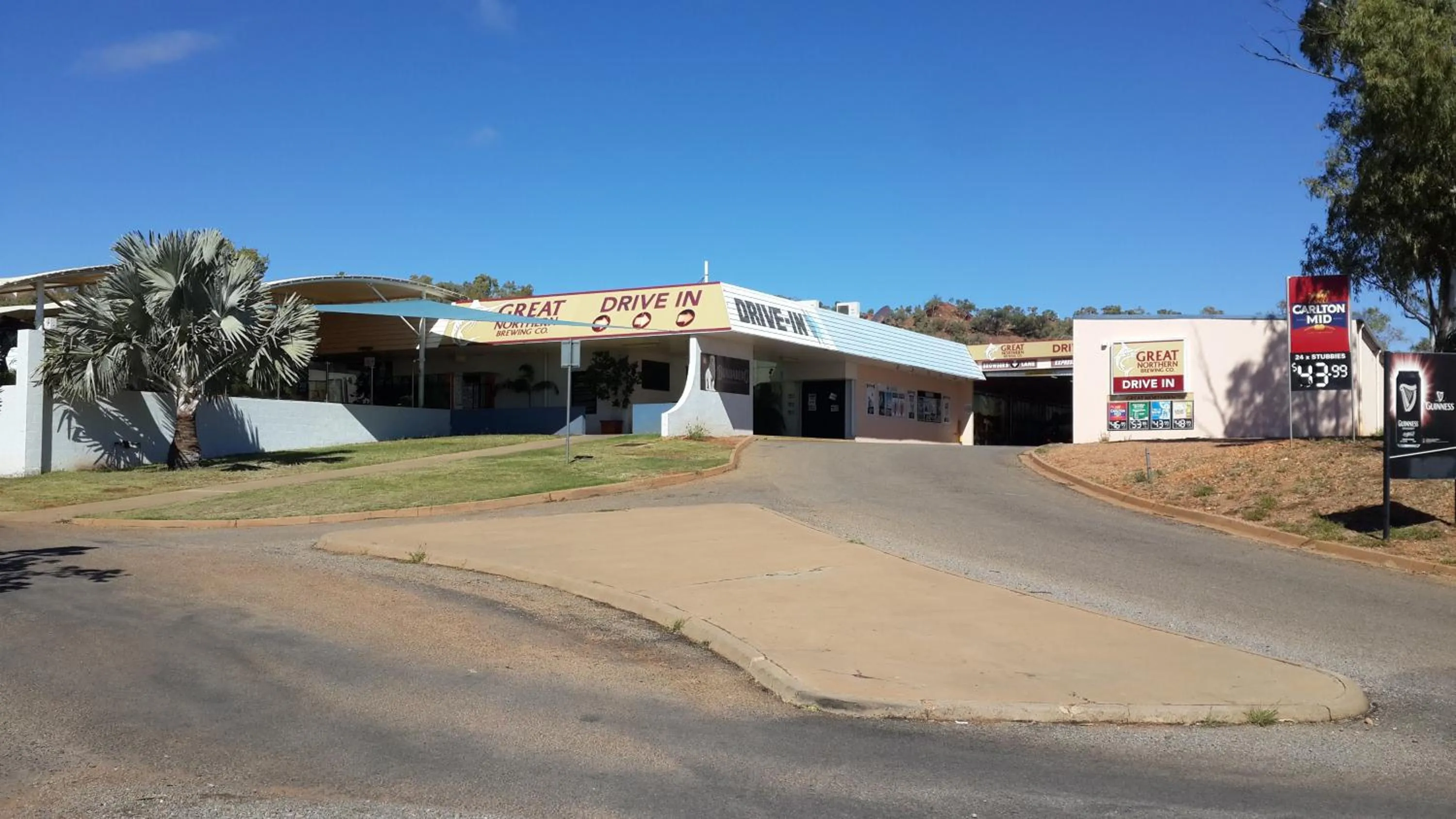 Facade/entrance in Overlander Hotel