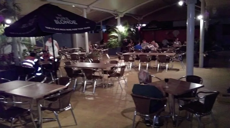 Restaurant/places to eat in Overlander Hotel