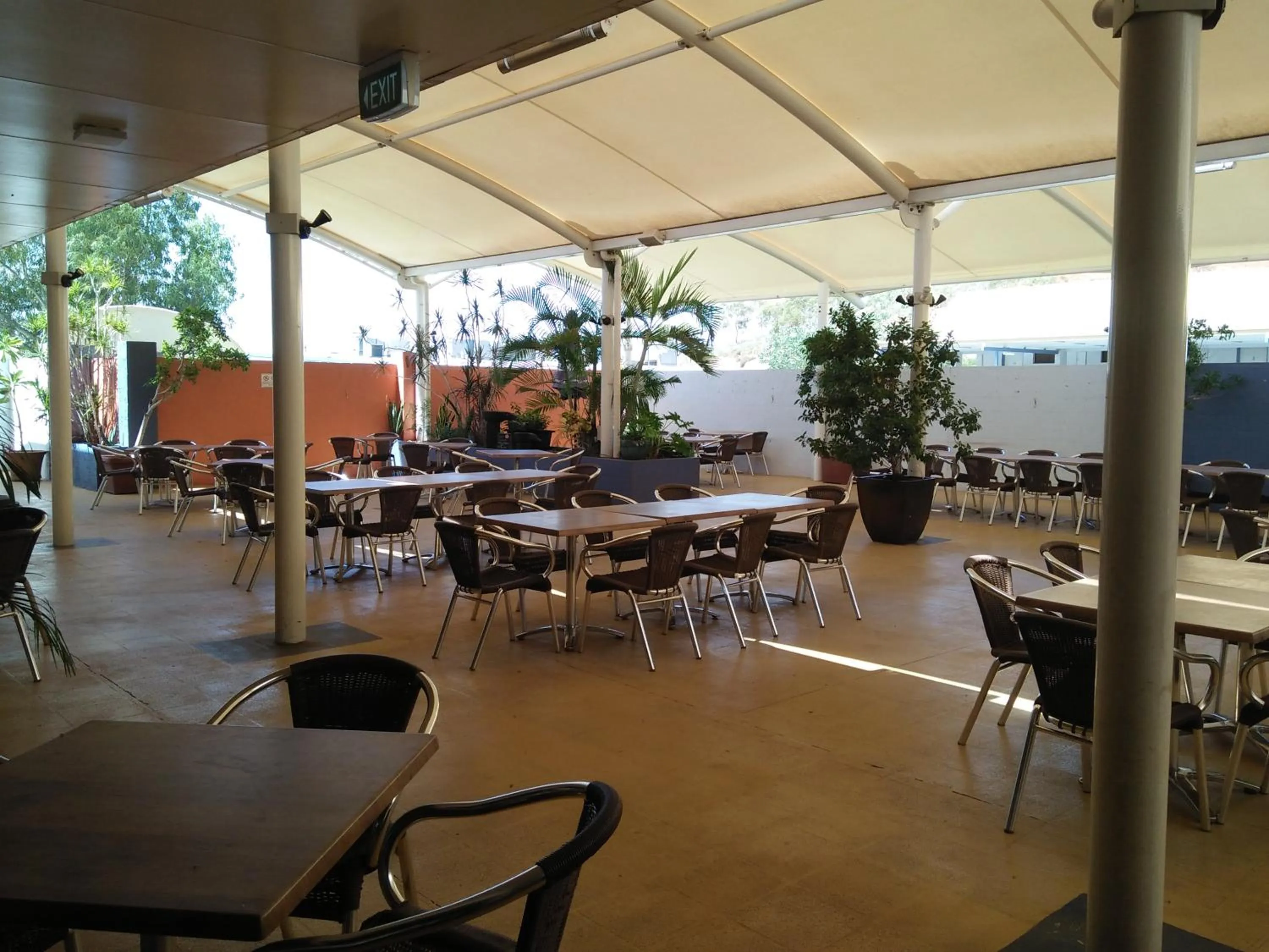 Restaurant/places to eat in Overlander Hotel