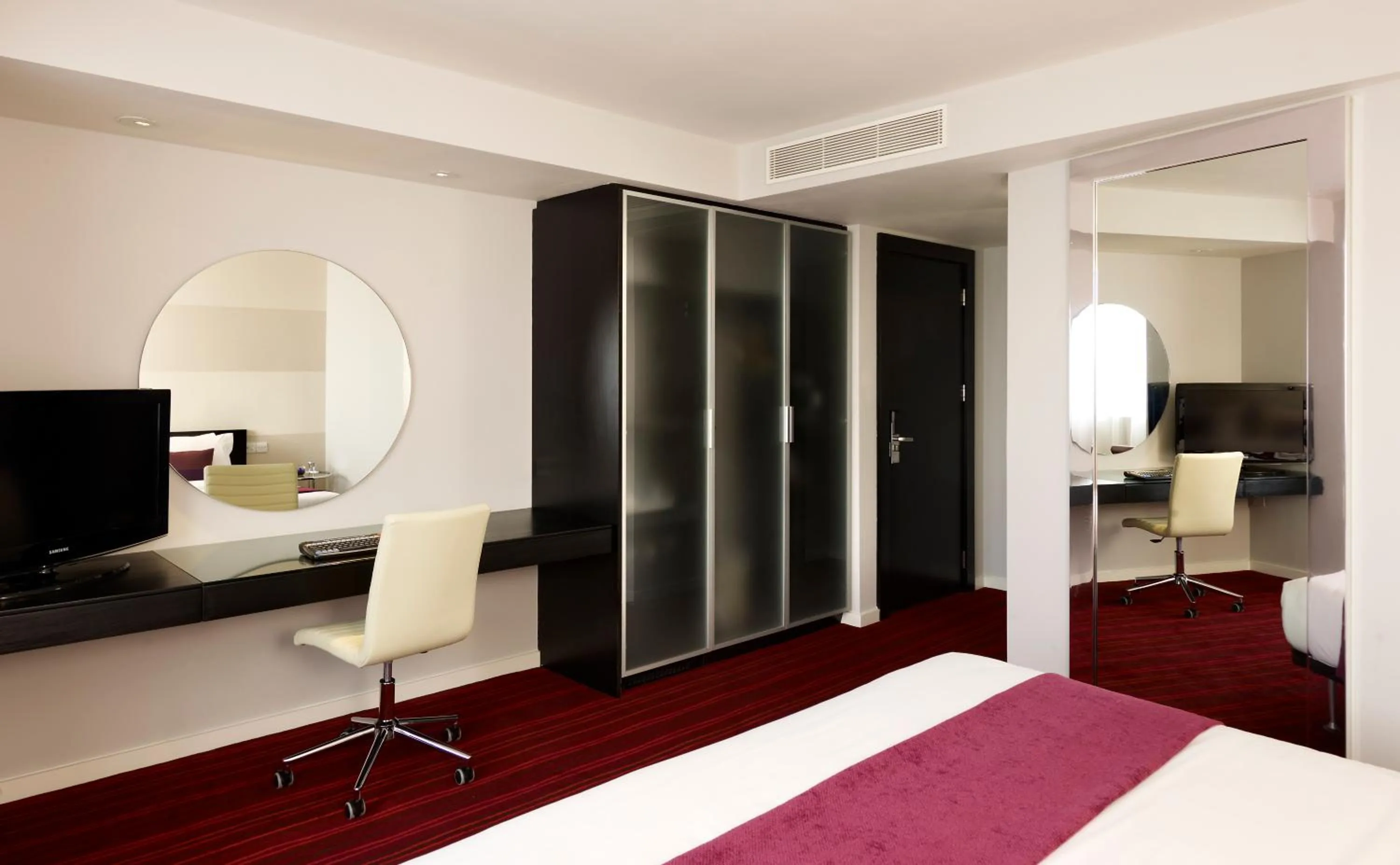 Photo of the whole room, Bed in Park Plaza Leeds