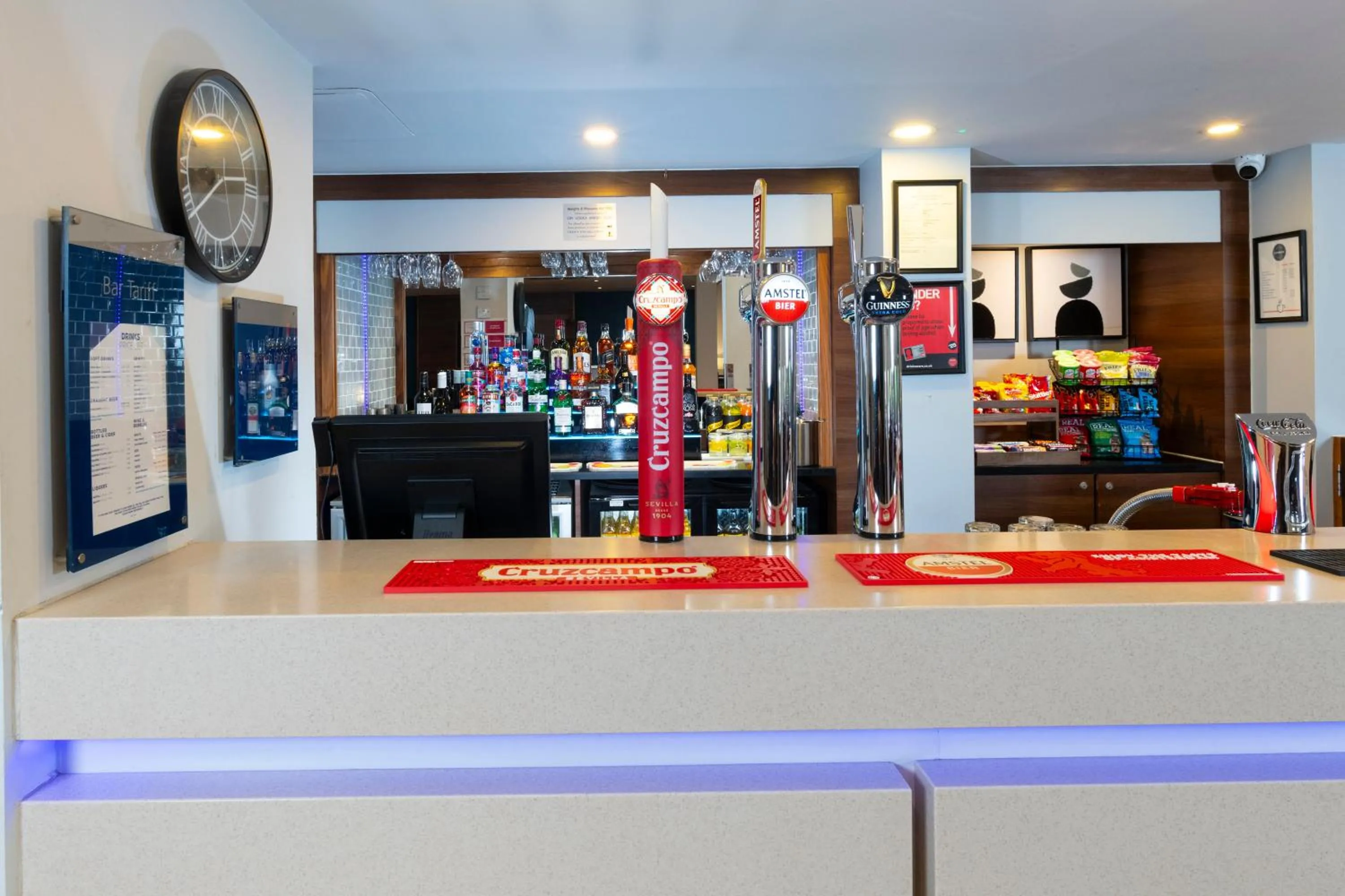 Lounge or bar in Holiday Inn Express Birmingham Oldbury by IHG