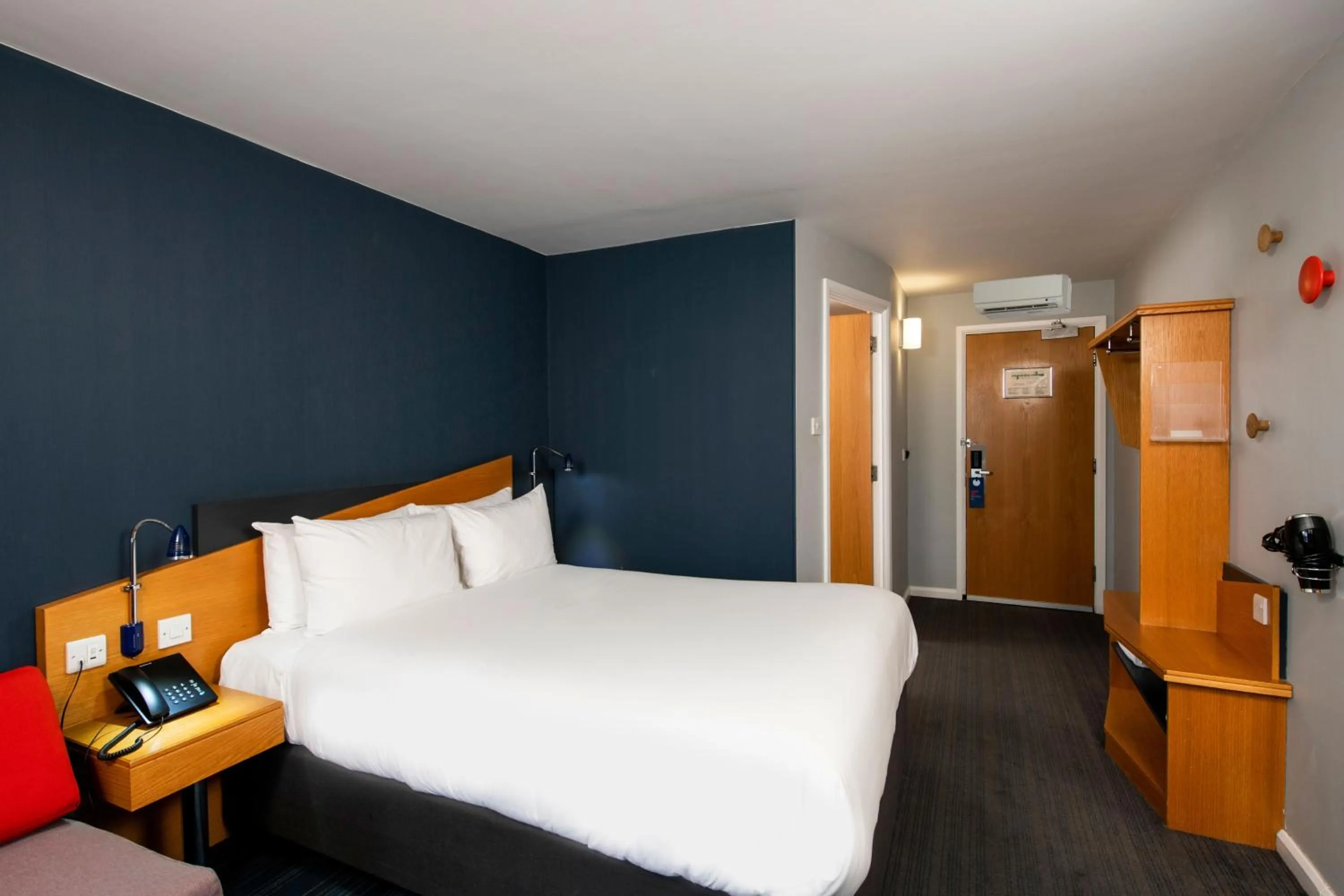Bedroom, Bed in Holiday Inn Express Birmingham Oldbury by IHG