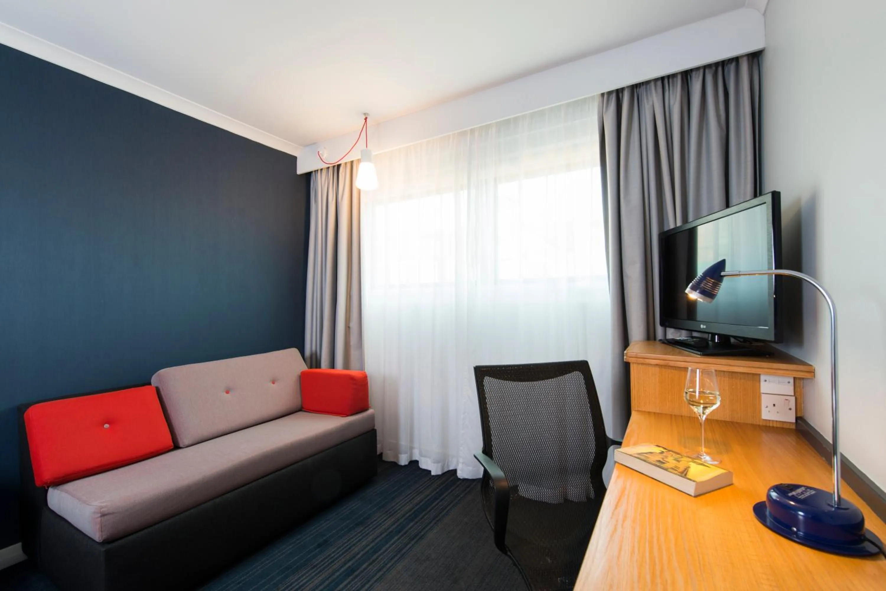 Bedroom in Holiday Inn Express Birmingham Oldbury by IHG