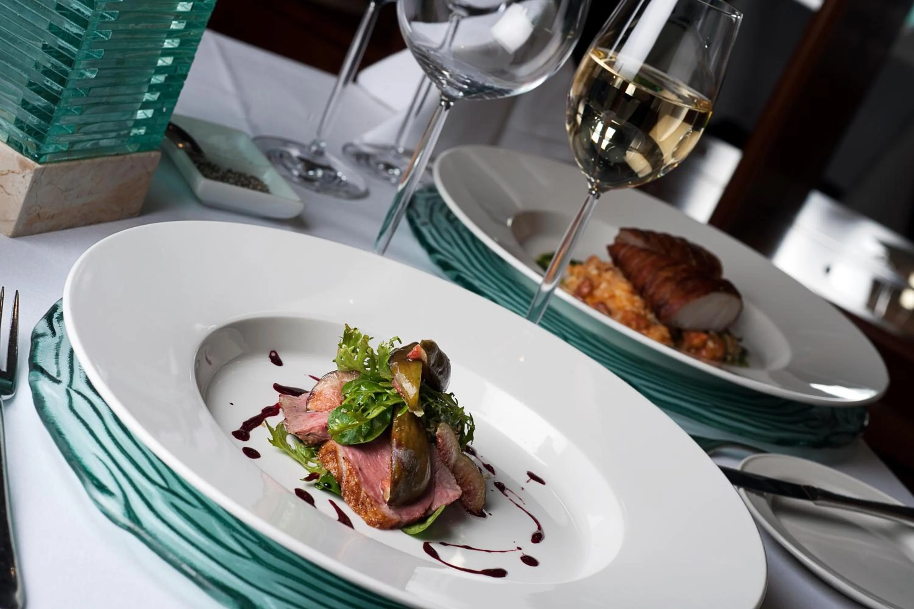 Restaurant/places to eat in Apollo Hotel