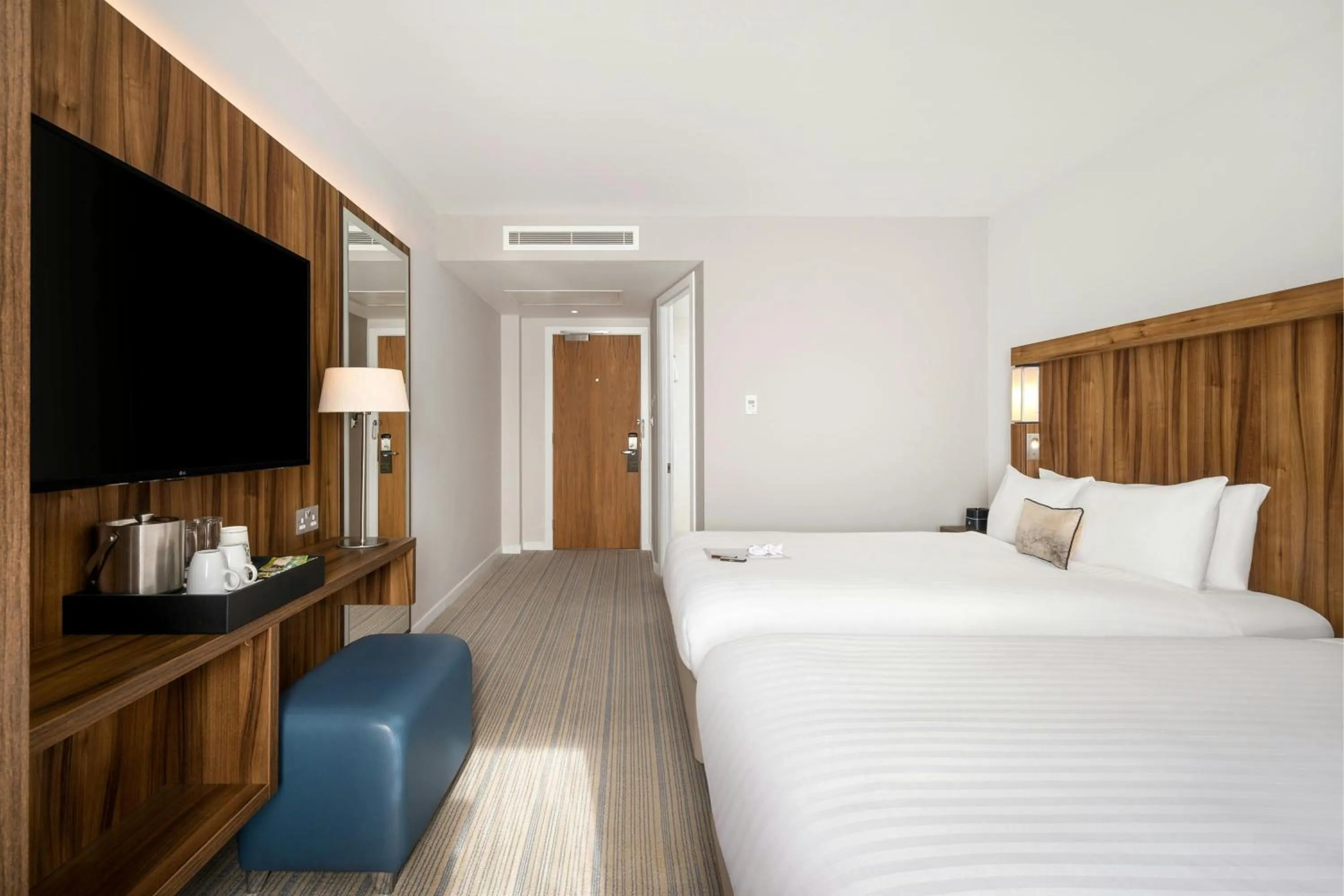 Photo of the whole room, Bed in Courtyard by Marriott Glasgow Airport