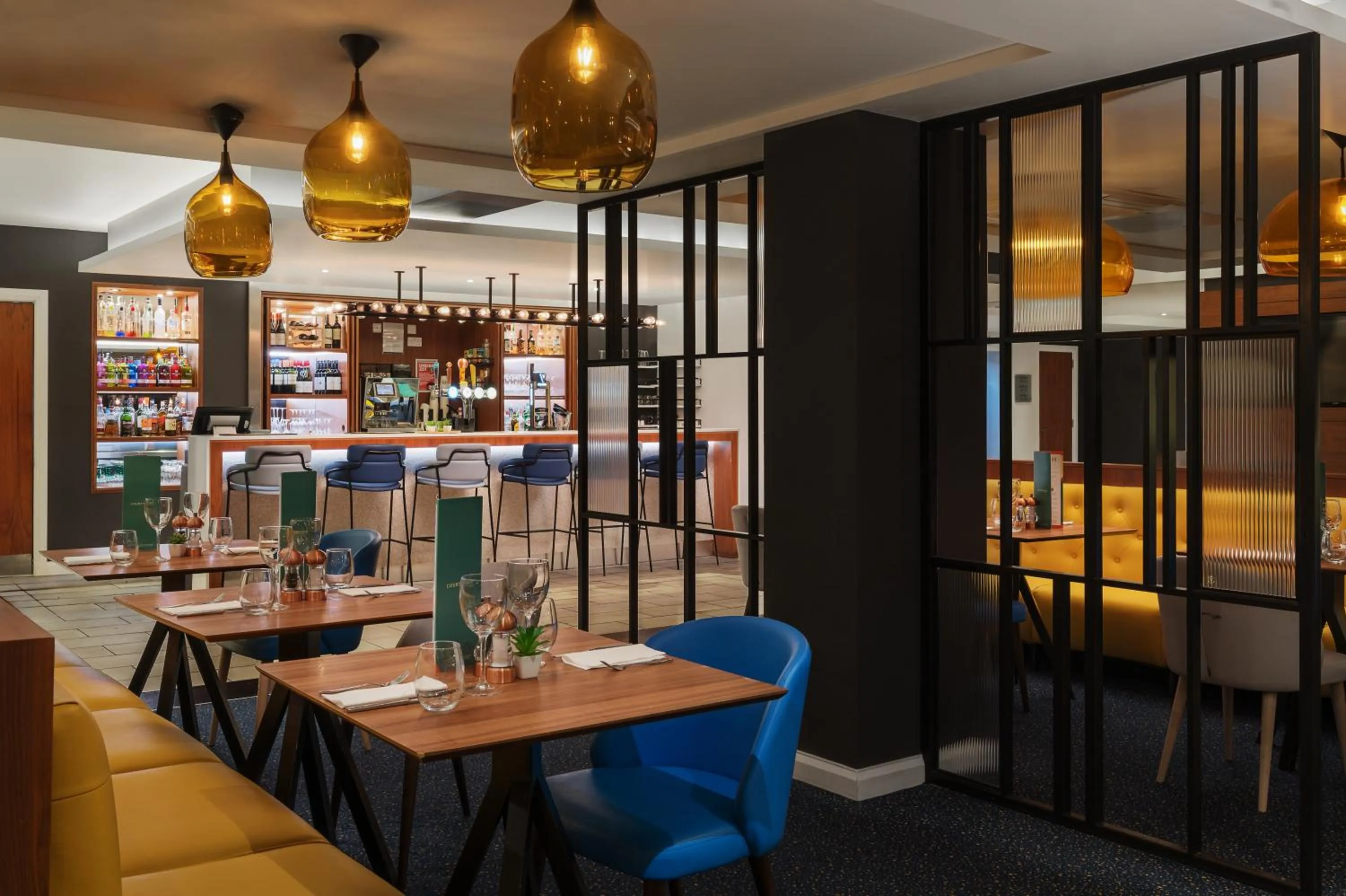 Restaurant/places to eat in Courtyard by Marriott Glasgow Airport