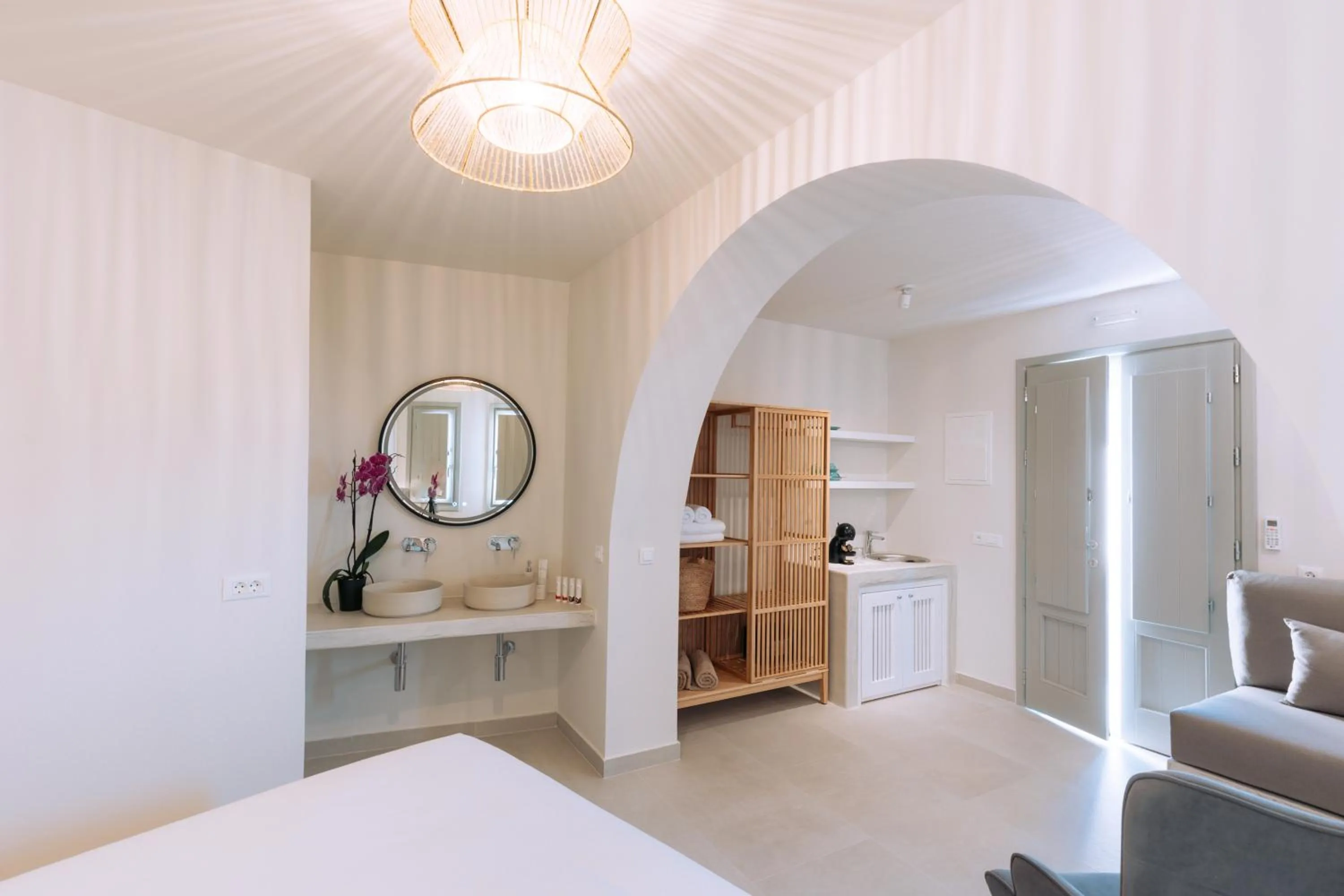 Photo of the whole room in Elysian Santorini