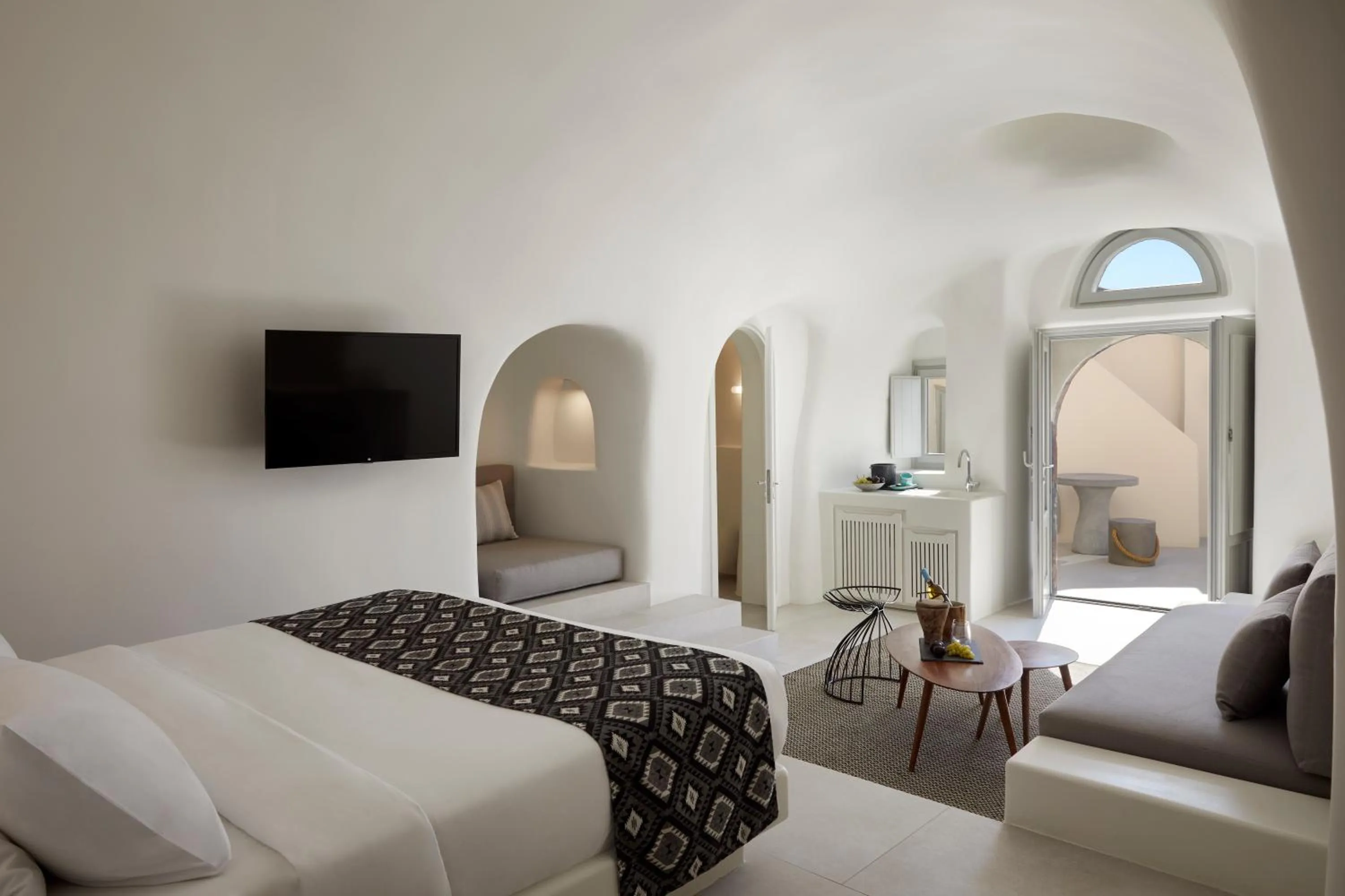 Communal lounge/ TV room, Bed in Elysian Santorini
