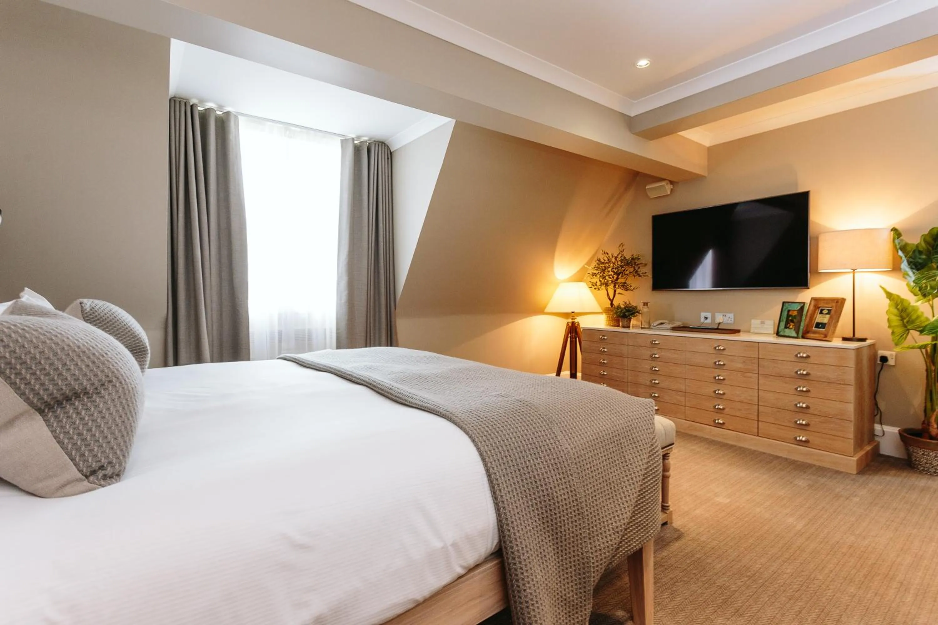 Bedroom, Bed in The Scotsman Hotel