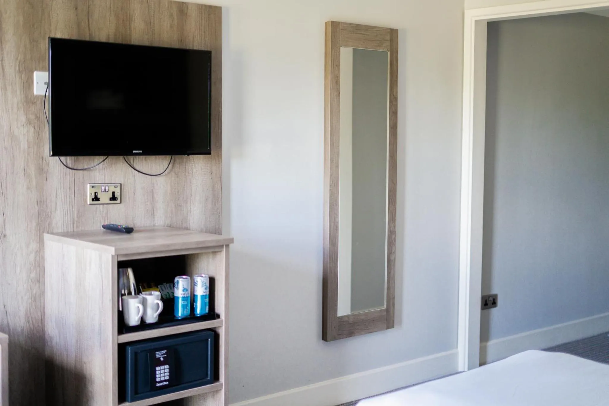 Bedroom, Bed in Wychwood Park Hotel and Golf Club