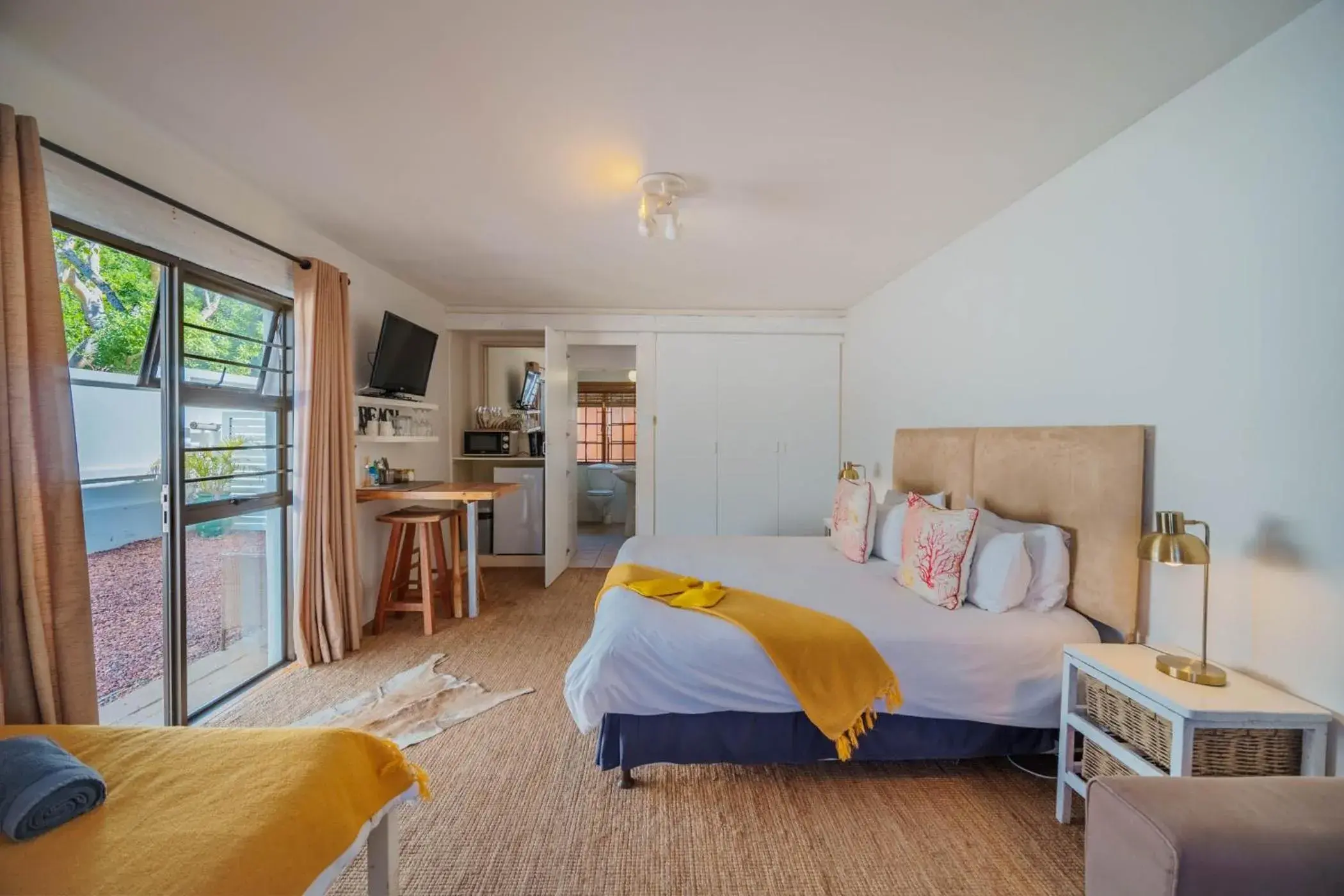 Budget Double or Twin Room - single occupancy in Cottage on College Budget Double or Twin Room - single occupancy in Cottage on College