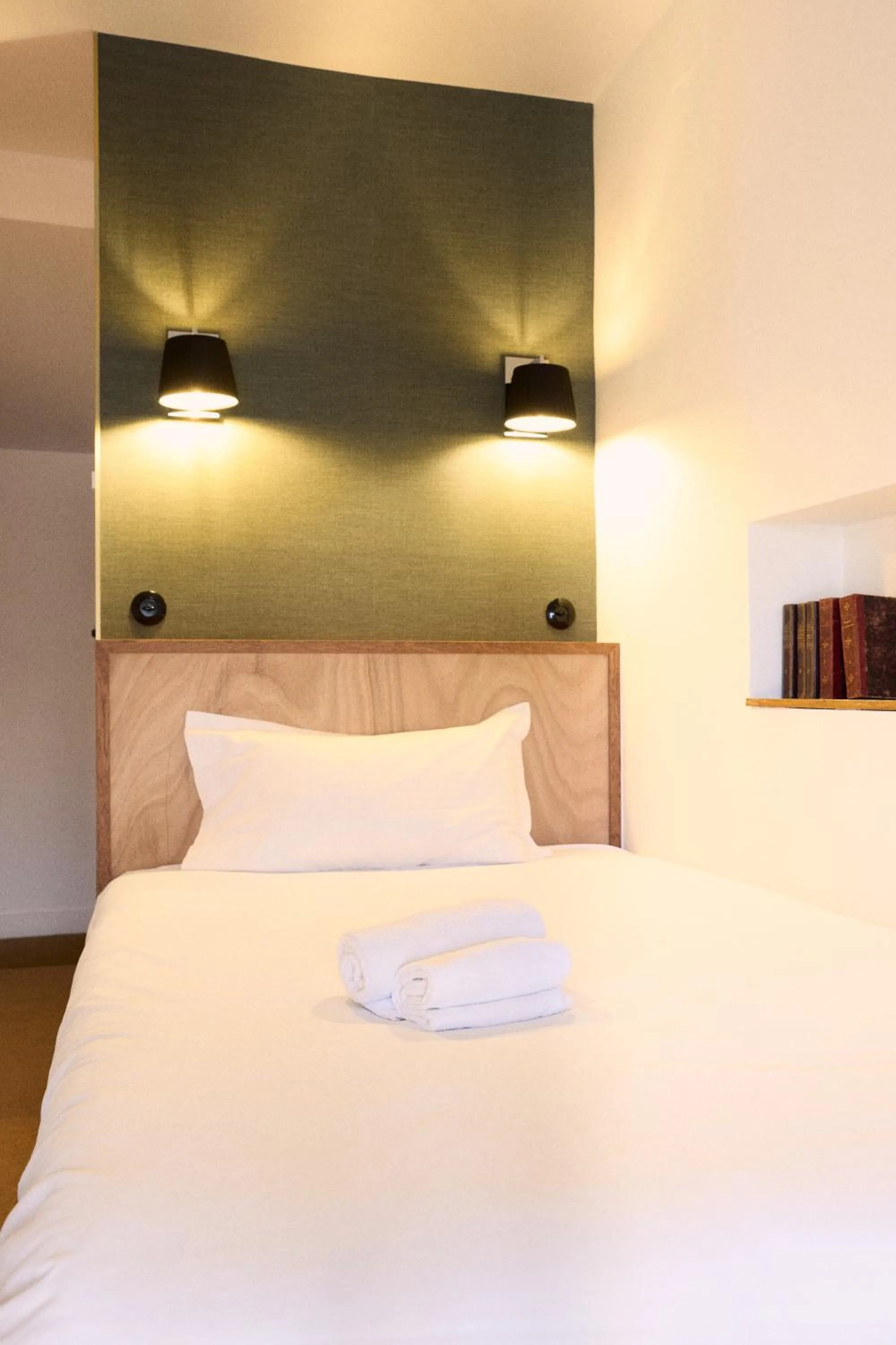 Photo of the whole room, Bed in Hôtel Henri IV