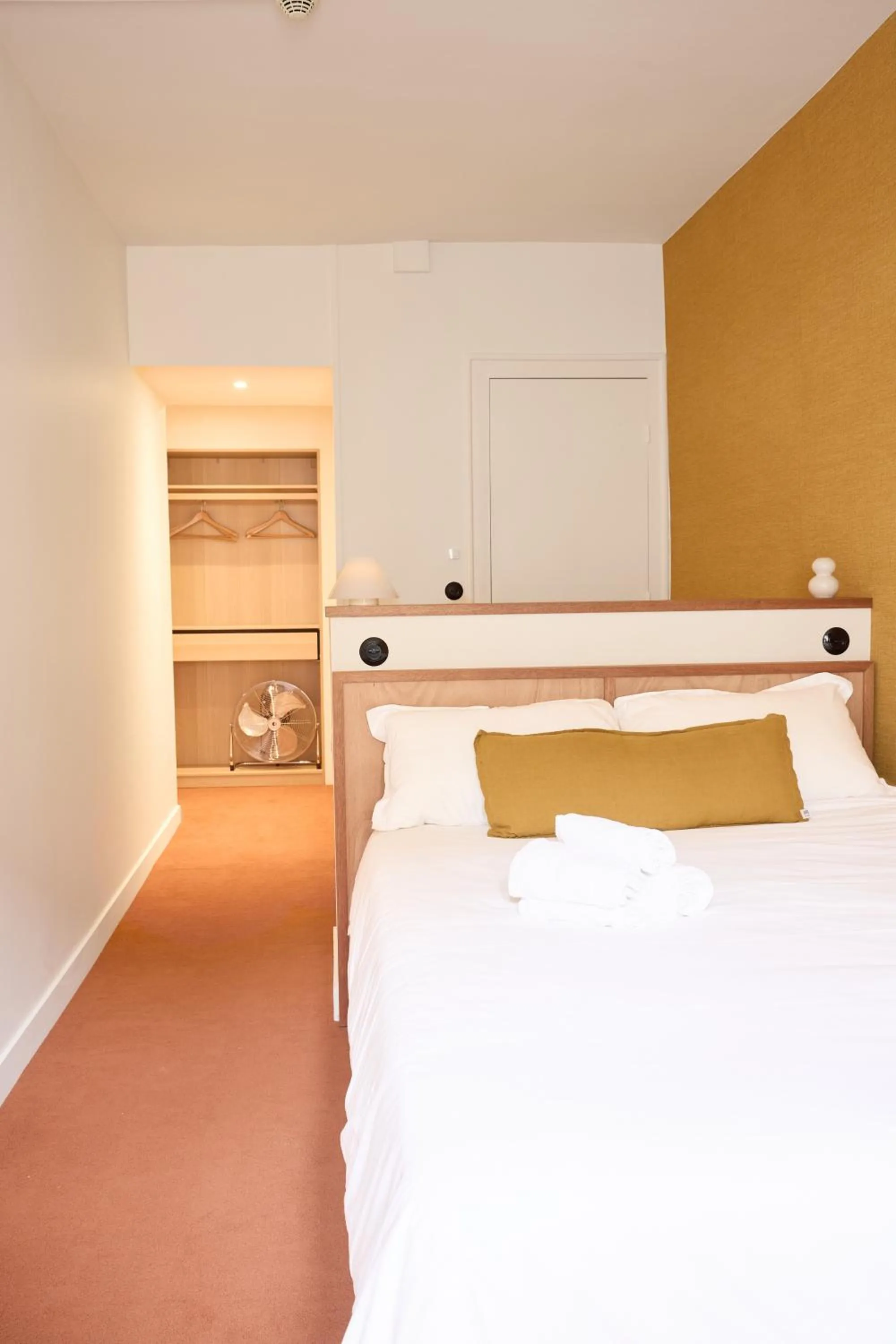 Photo of the whole room, Bed in Hôtel Henri IV