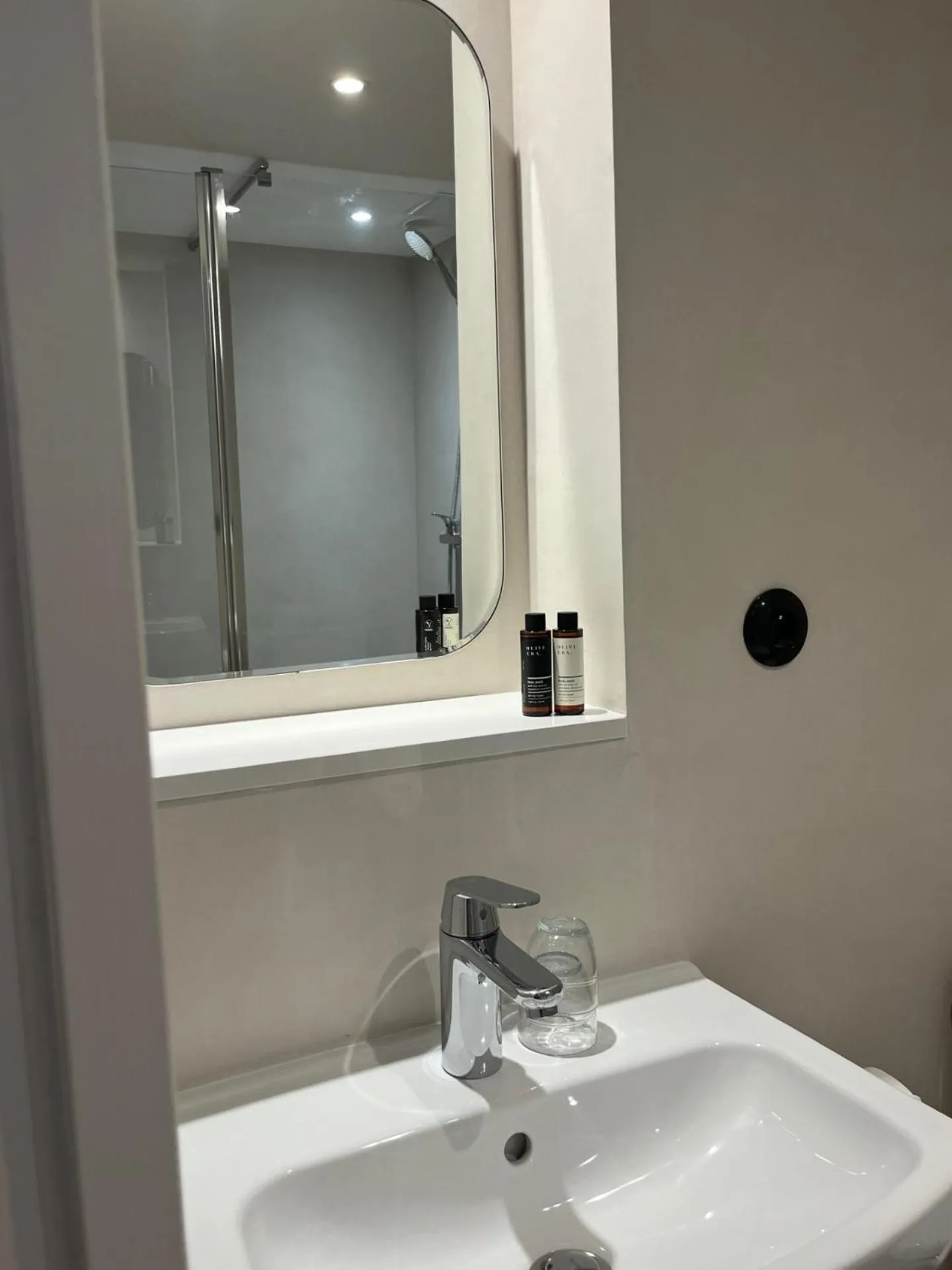 Shower in Hôtel Henri IV