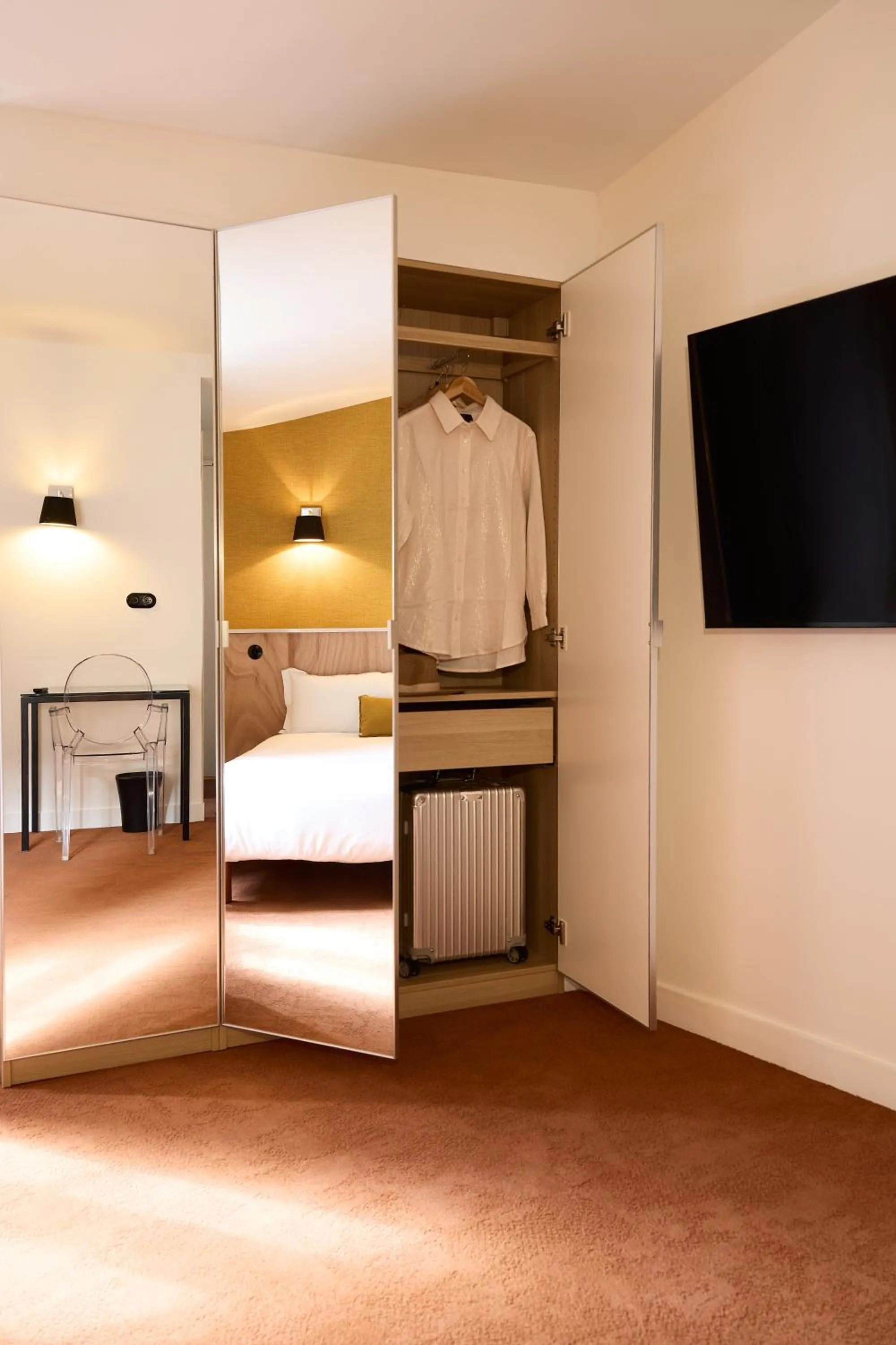 Photo of the whole room, Bed in Hôtel Henri IV