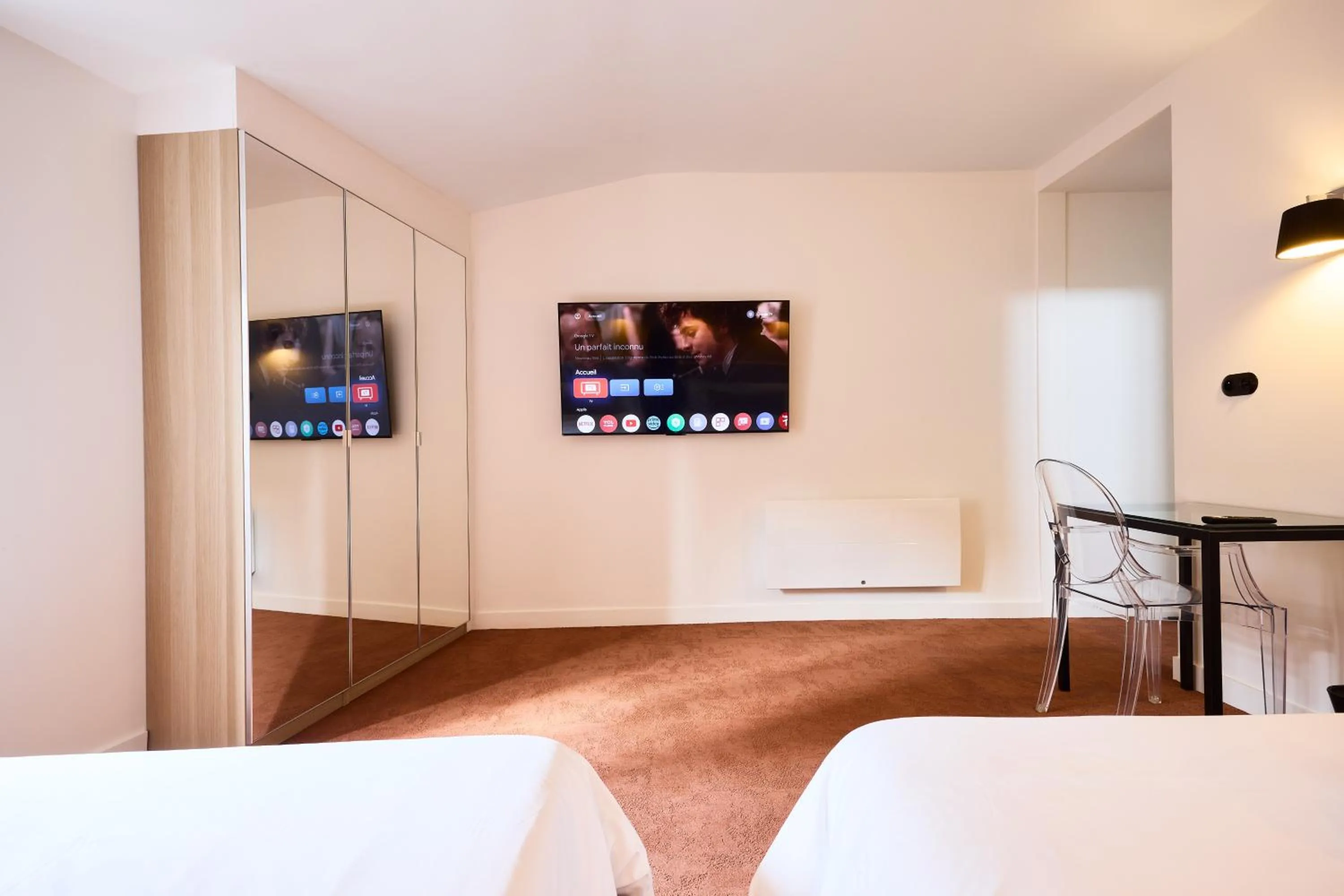 Photo of the whole room, Bed in Hôtel Henri IV