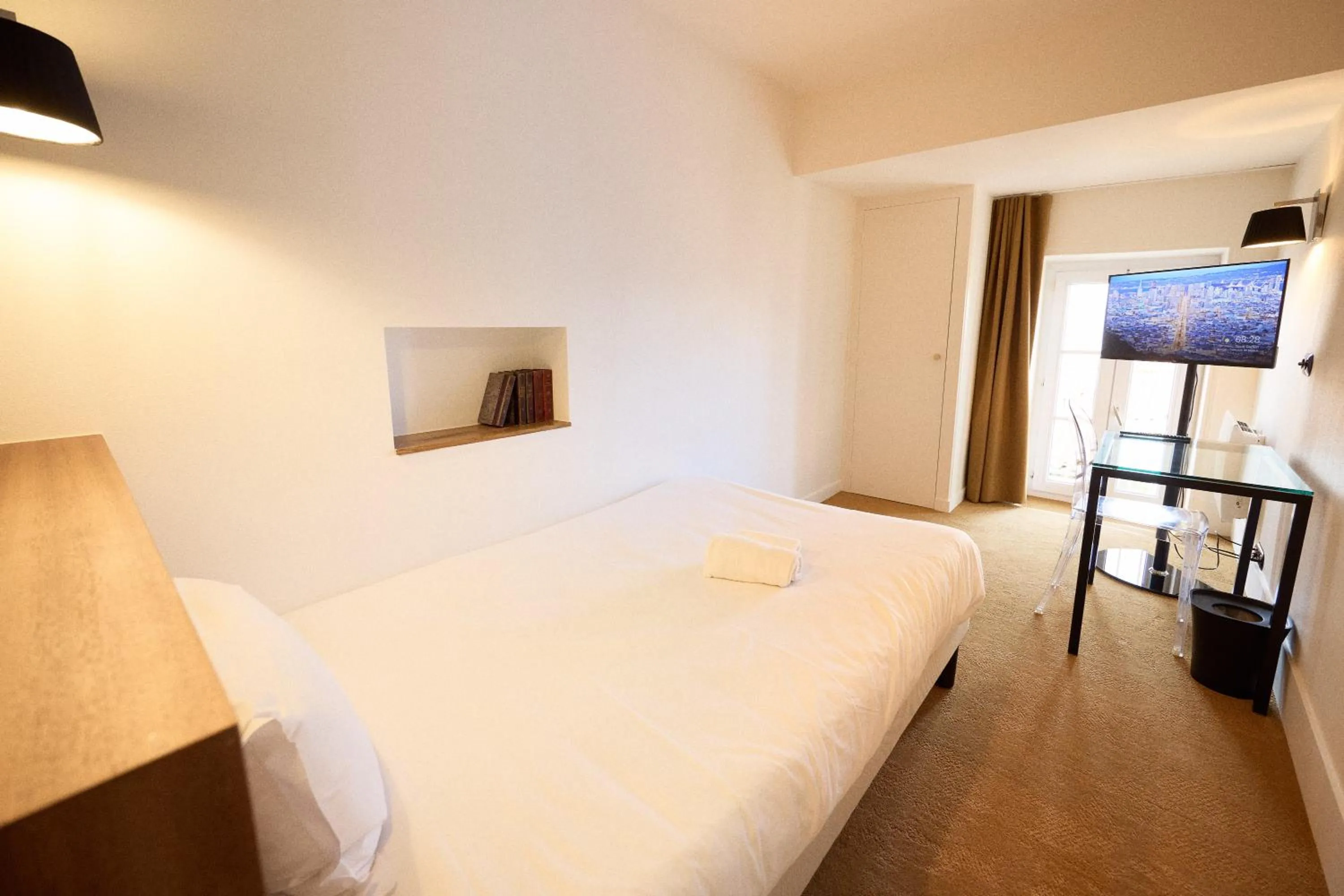 TV and multimedia, Bed in Hôtel Henri IV