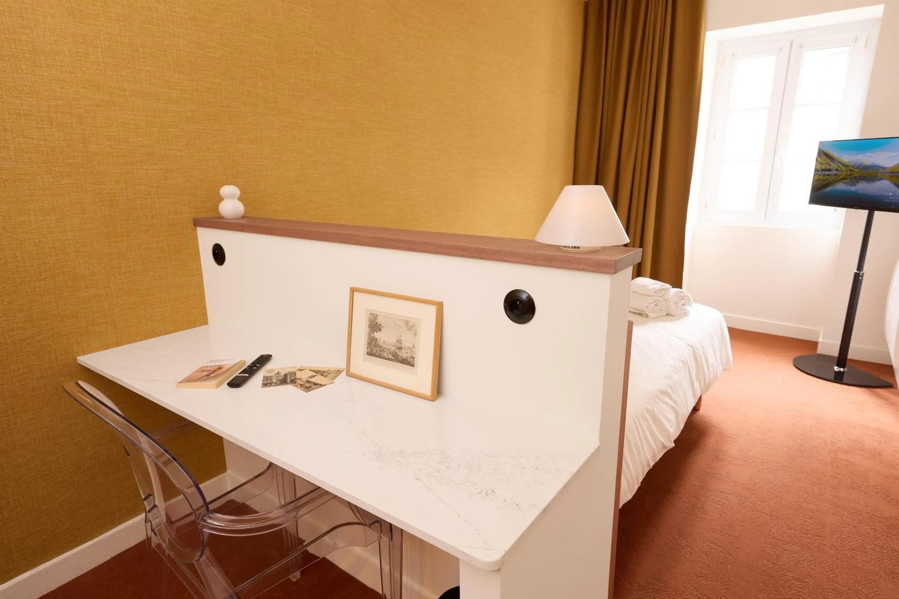 Photo of the whole room, Bed in Hôtel Henri IV