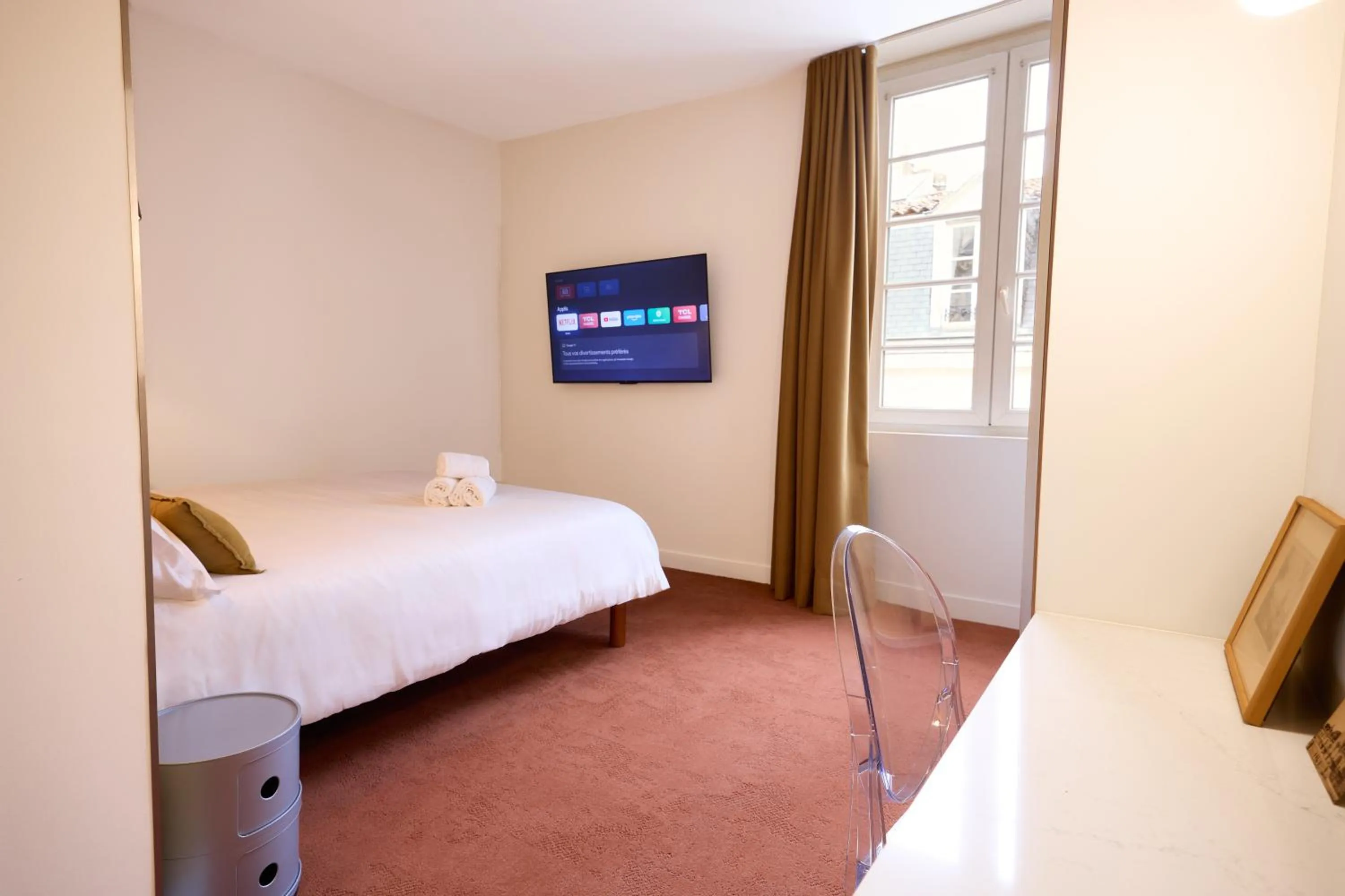 Photo of the whole room, Bed in Hôtel Henri IV