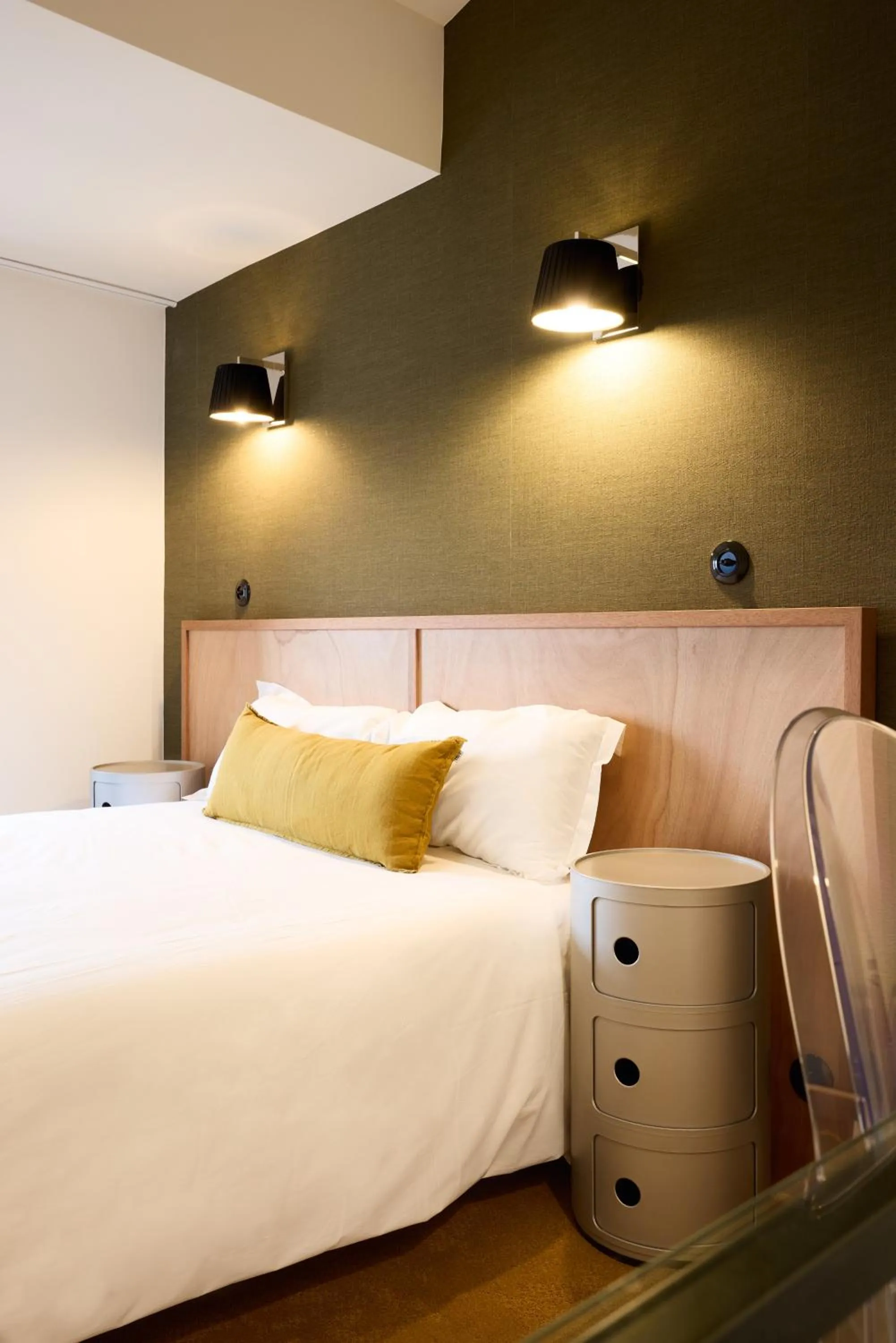 Photo of the whole room, Bed in Hôtel Henri IV