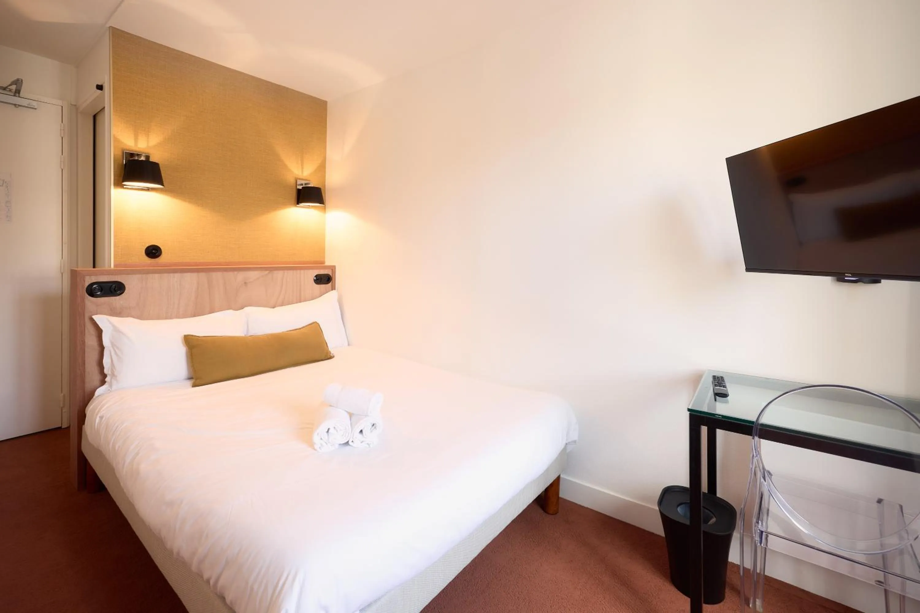 Photo of the whole room, Bed in Hôtel Henri IV