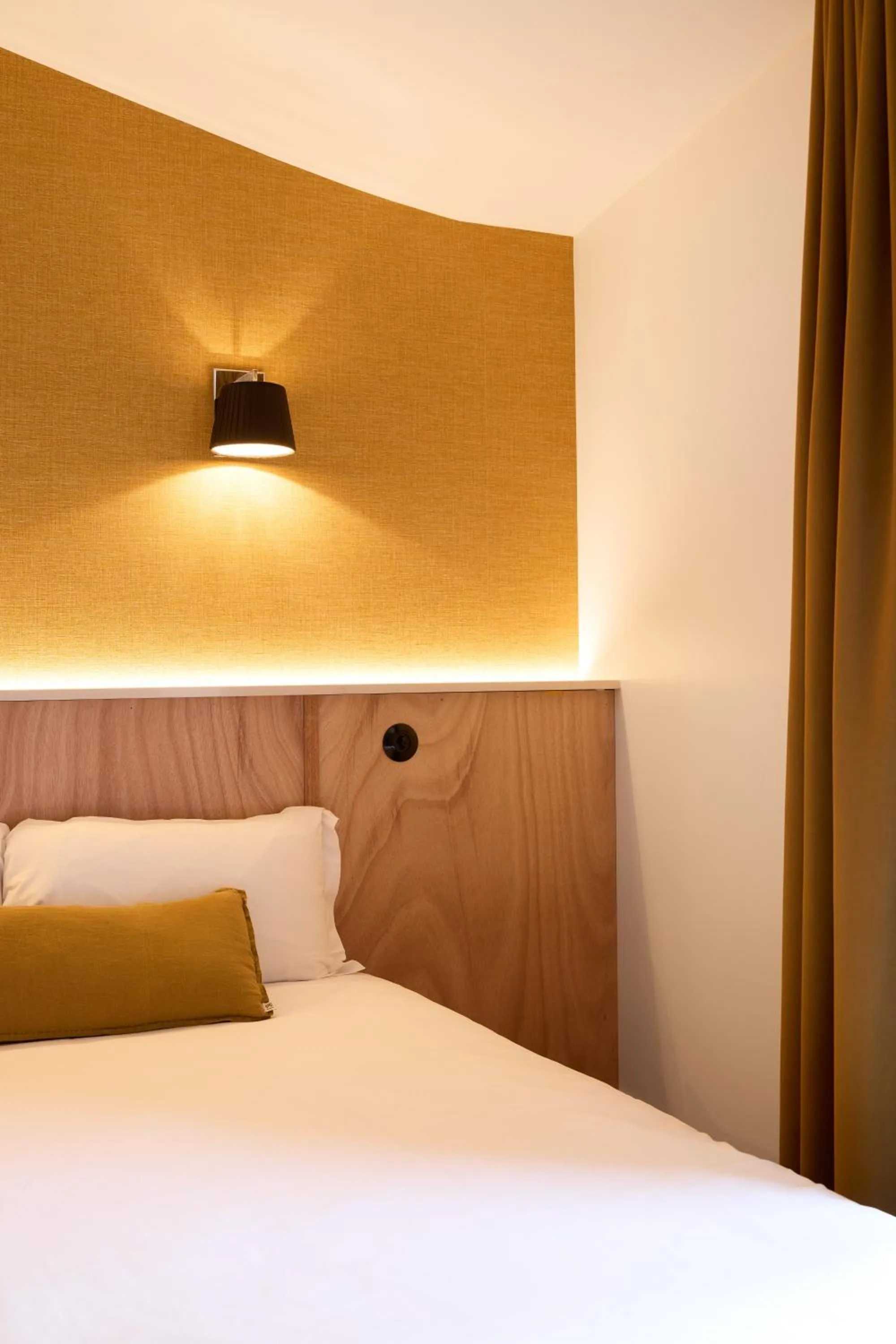 Photo of the whole room, Bed in Hôtel Henri IV