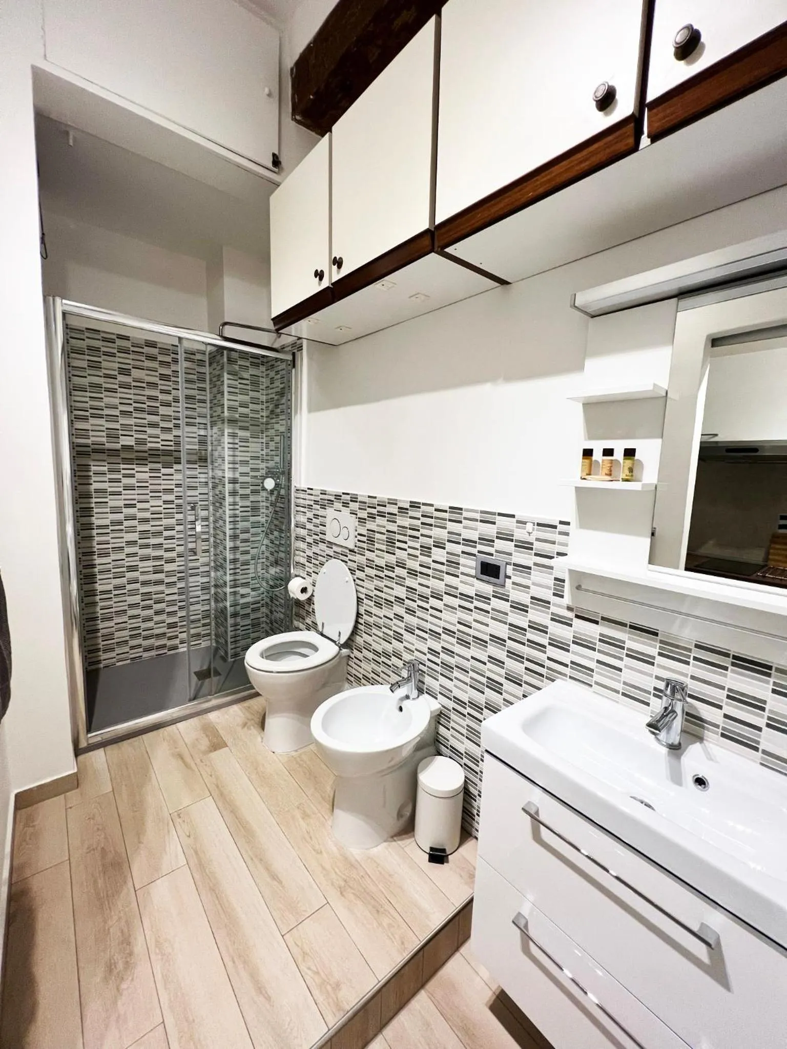Bathroom in Garibaldi Apartment - Red lights district