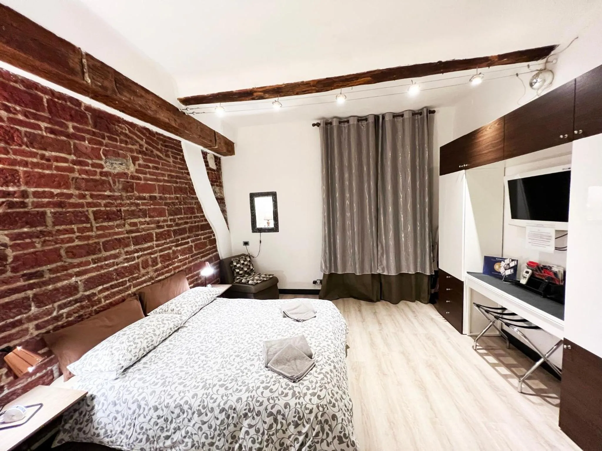TV and multimedia, Bed in Garibaldi Apartment - Red lights district