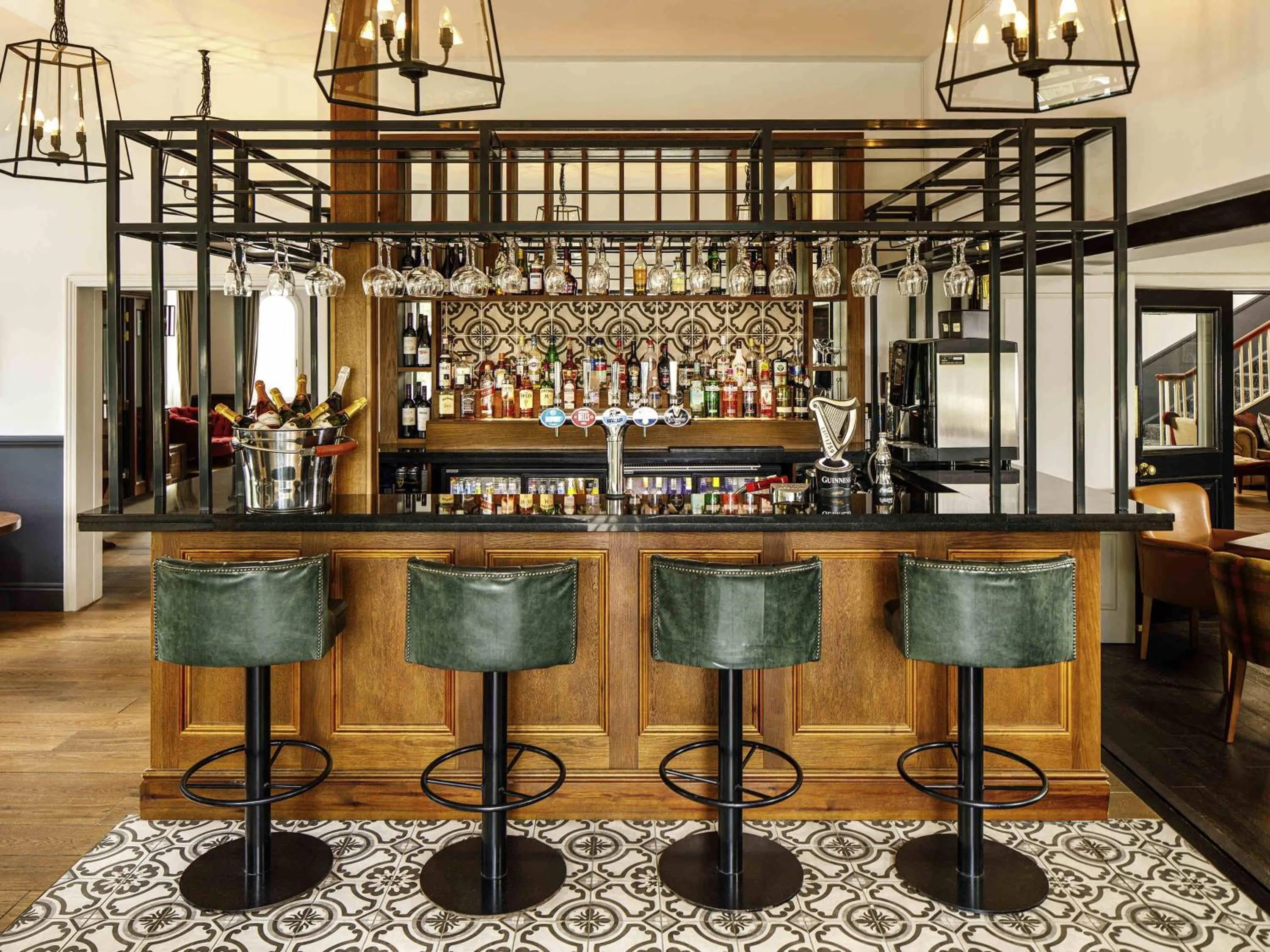 Lounge or bar in Mercure Oxford Hawkwell House Hotel