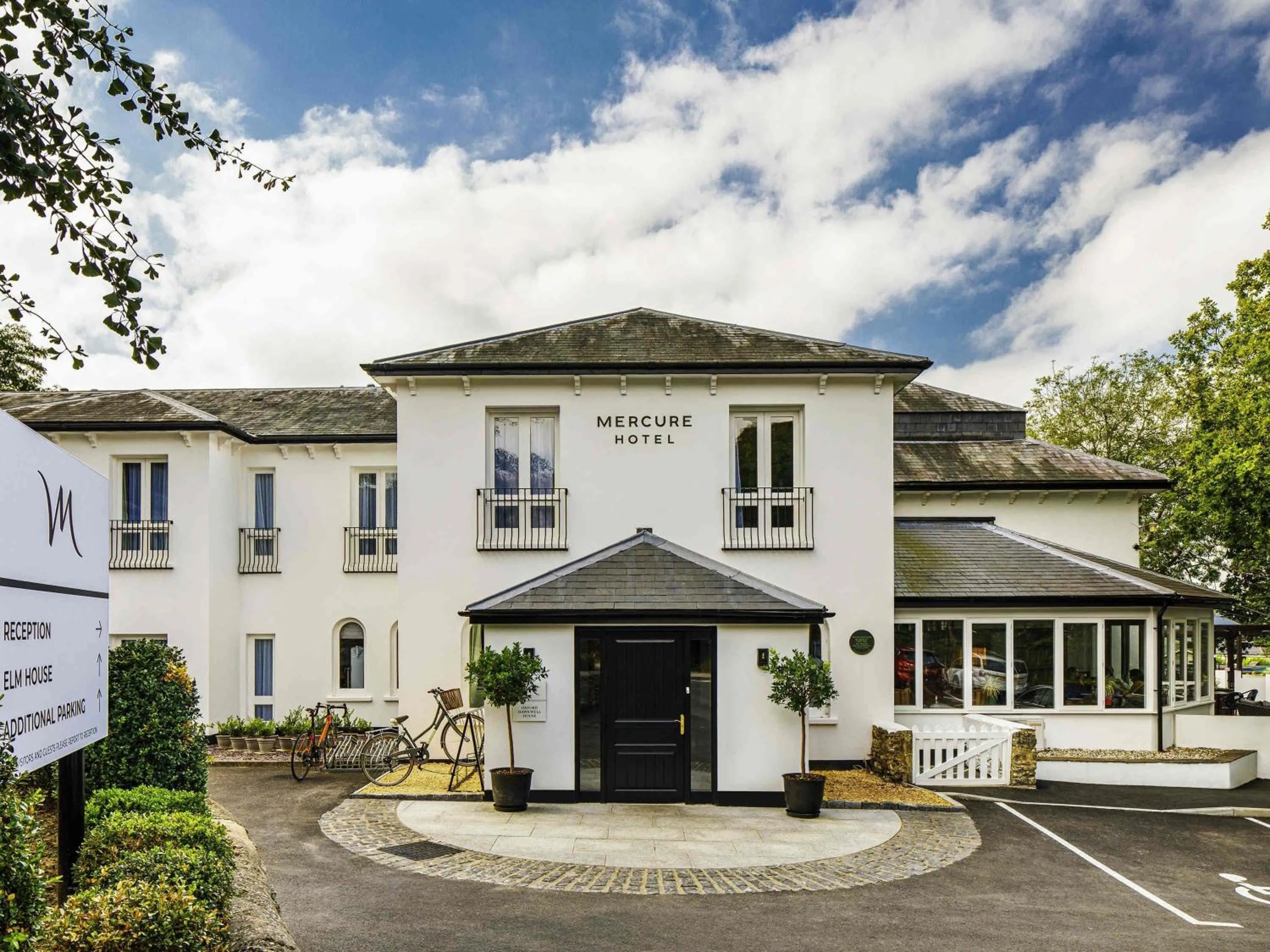 Property building in Mercure Oxford Hawkwell House Hotel