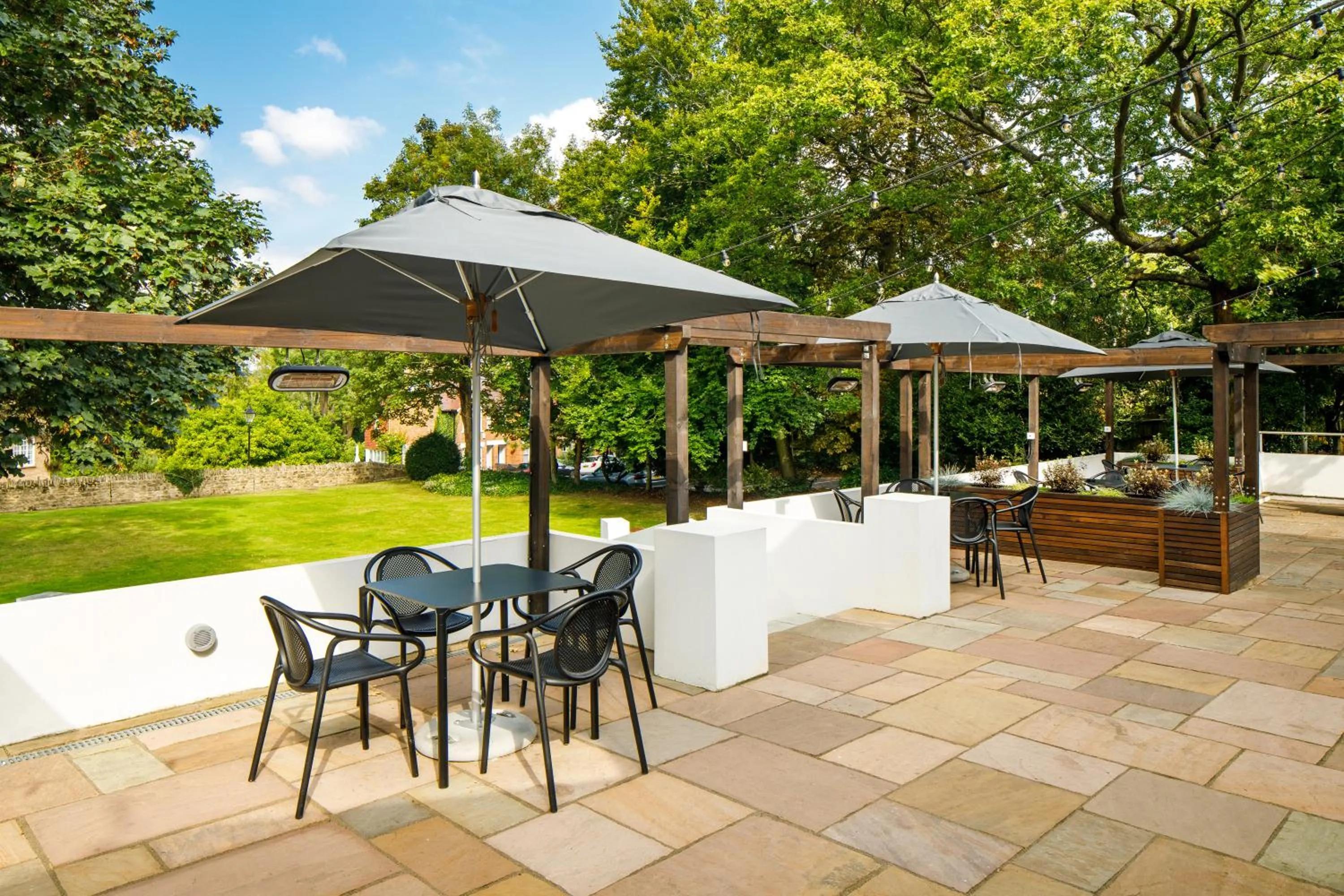 Patio in Mercure Oxford Hawkwell House Hotel