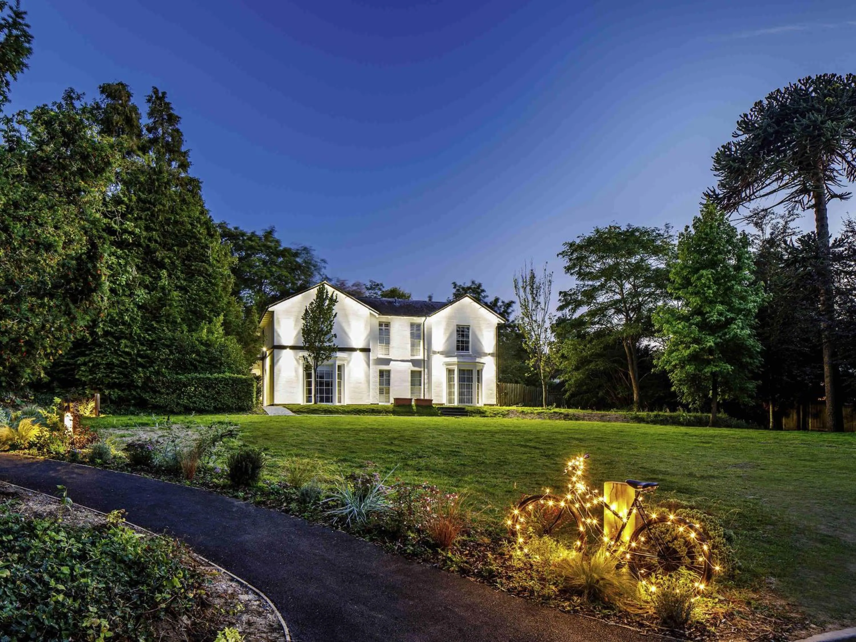 Property building in Mercure Oxford Hawkwell House Hotel