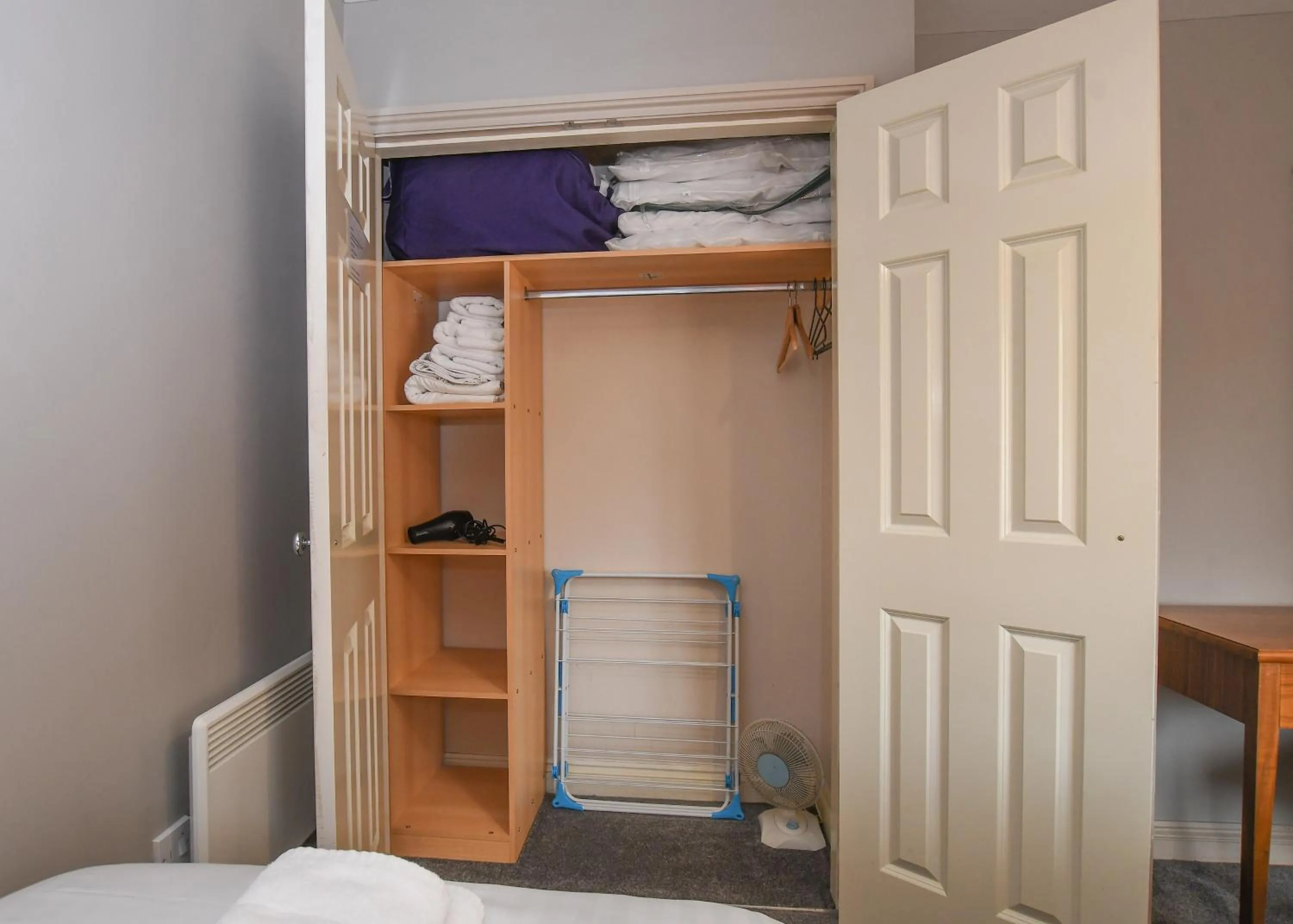 wardrobe, Bed in The Queens Hotel & Victoria Cloisters Apartments