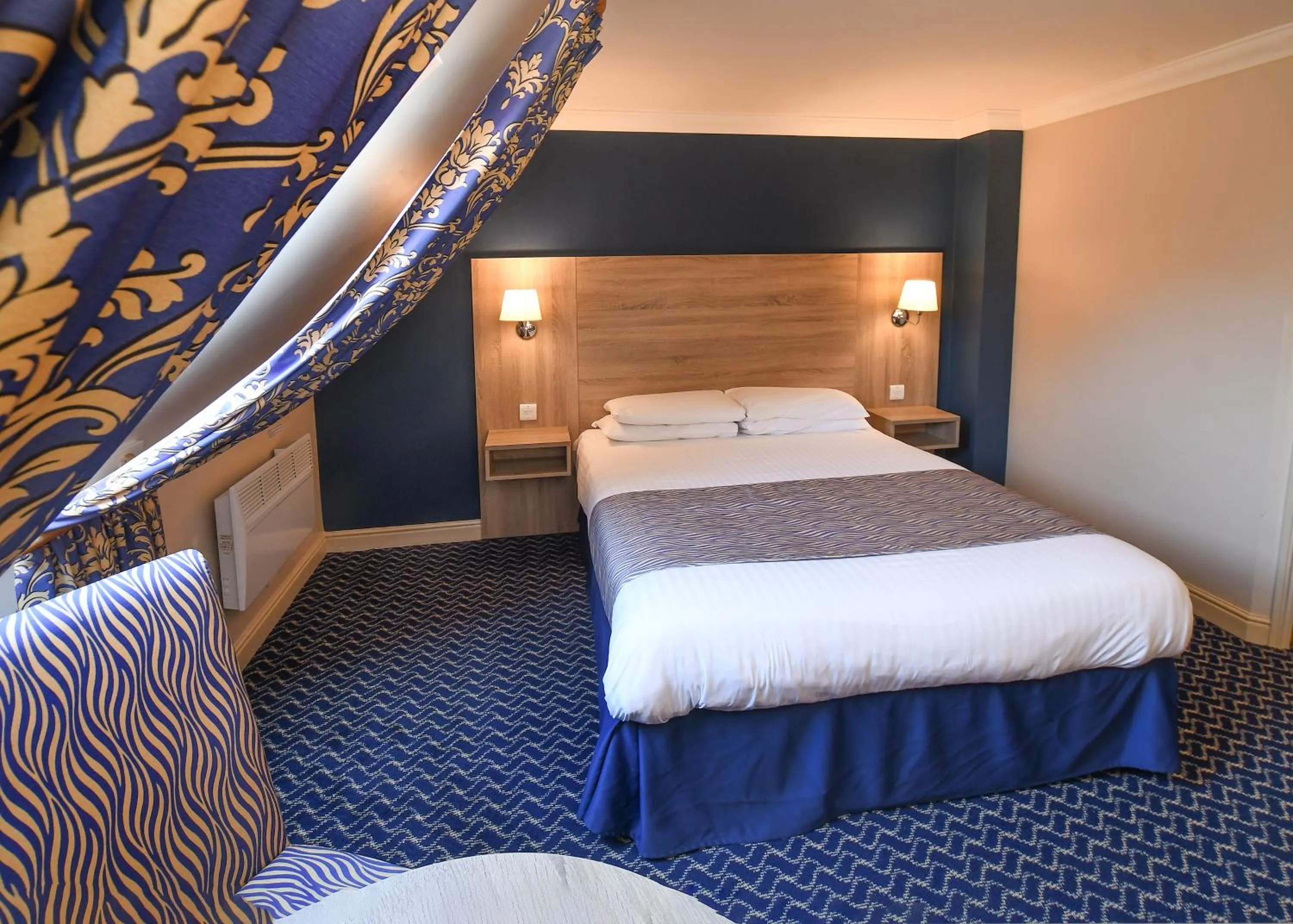 Bed in The Queens Hotel & Victoria Cloisters Apartments