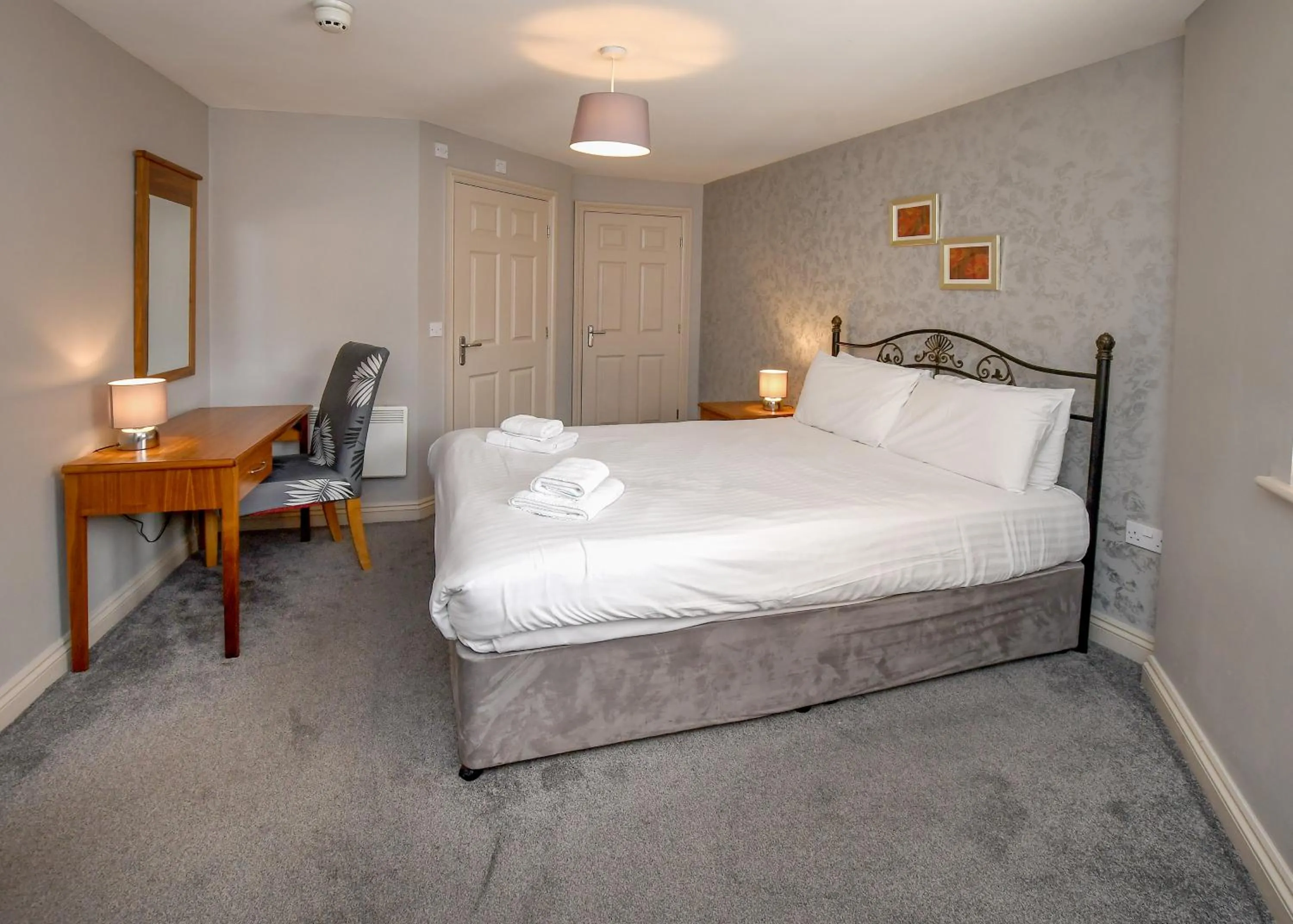 Bed in The Queens Hotel & Victoria Cloisters Apartments