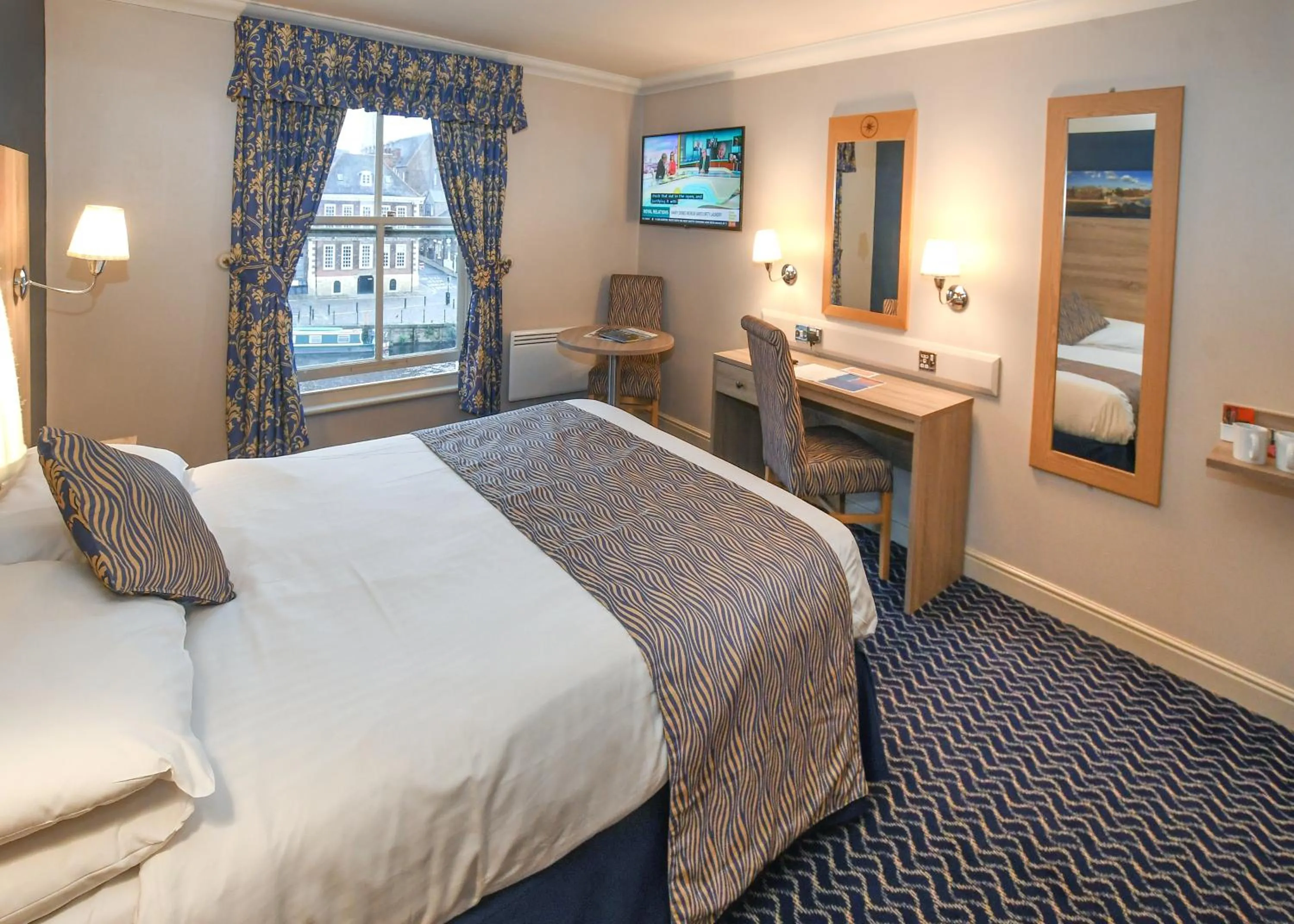 Bed in The Queens Hotel & Victoria Cloisters Apartments