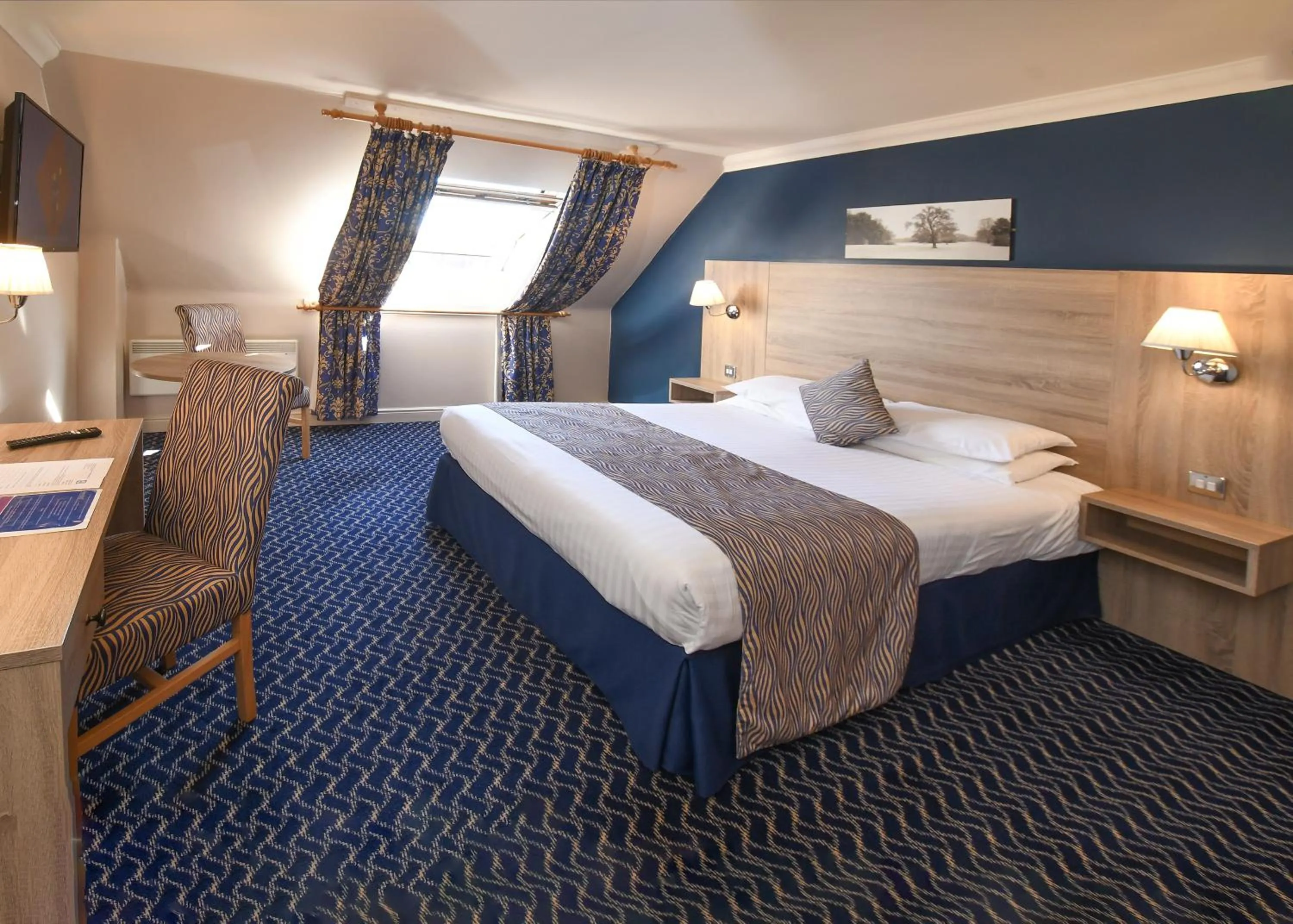 Bed in The Queens Hotel & Victoria Cloisters Apartments