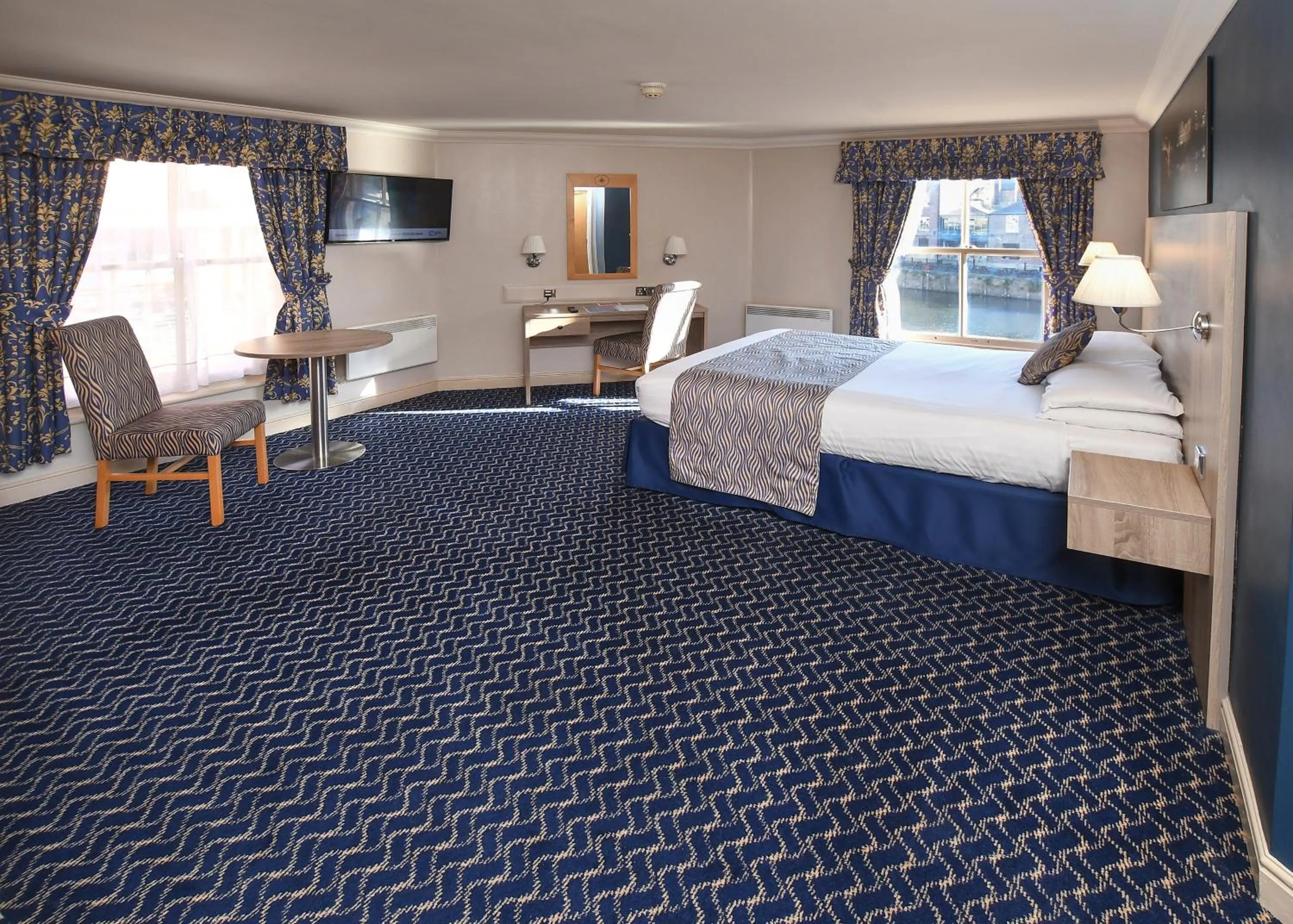 Bed in The Queens Hotel & Victoria Cloisters Apartments