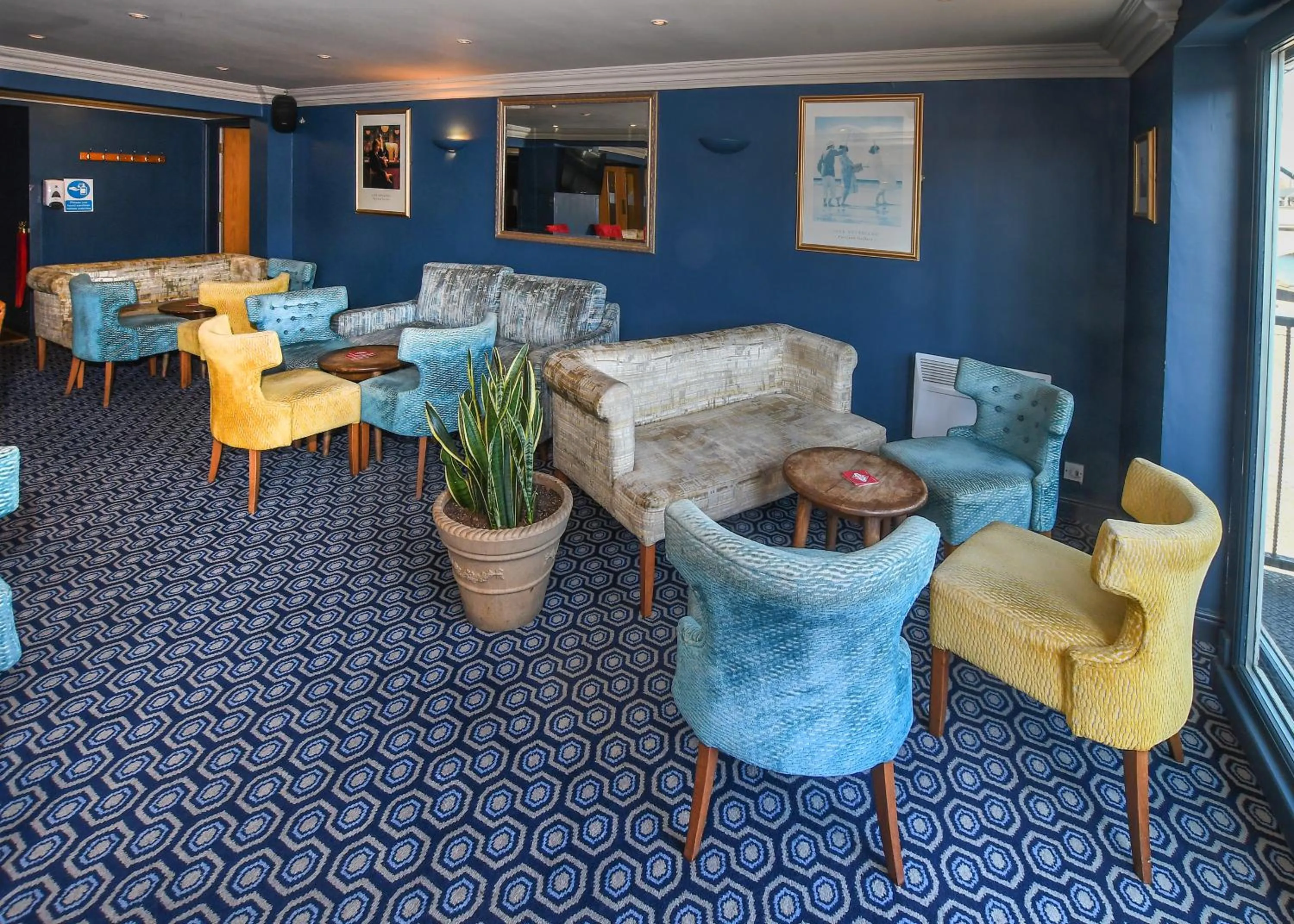 Lounge or bar in The Queens Hotel & Victoria Cloisters Apartments