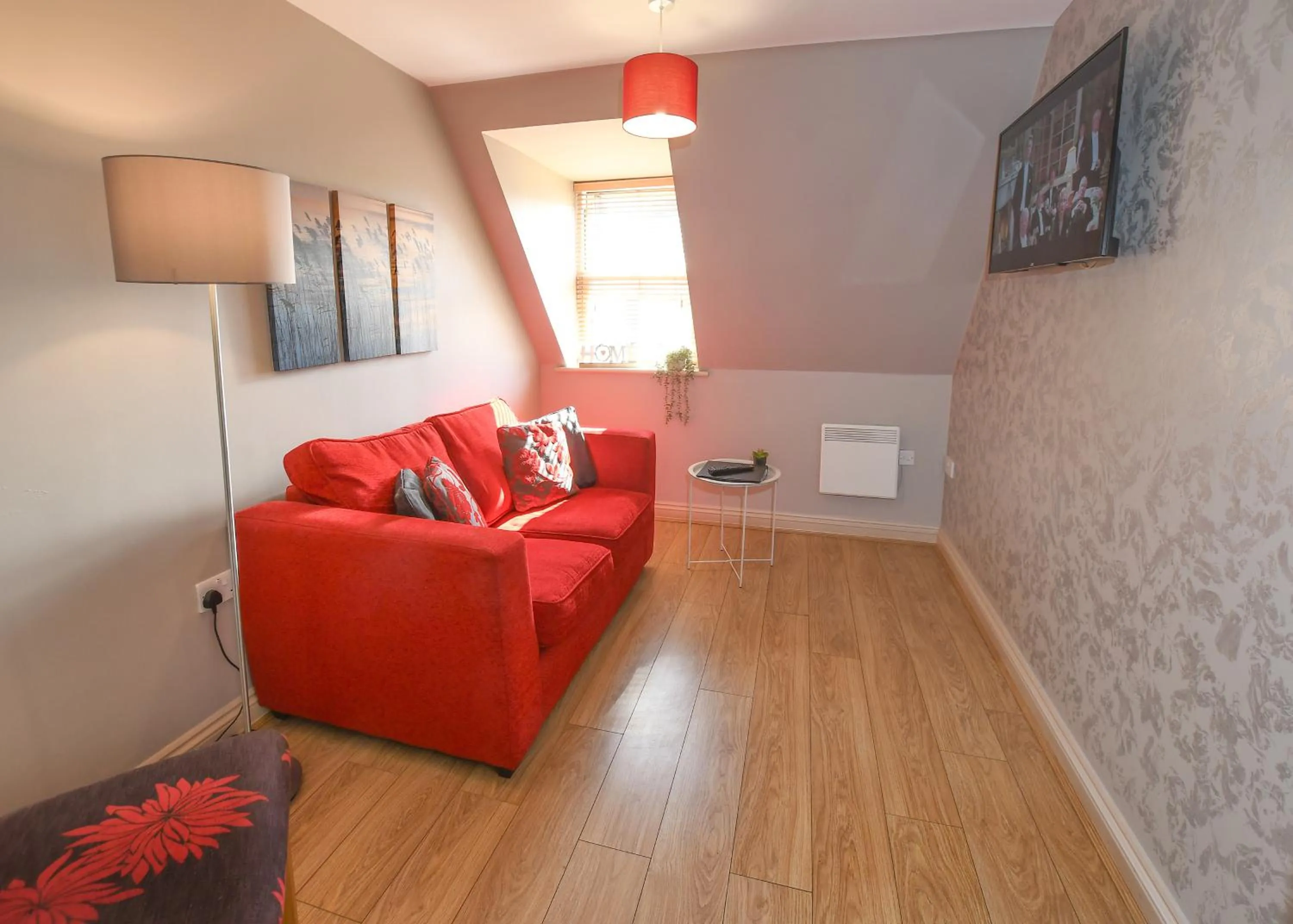 TV and multimedia in The Queens Hotel & Victoria Cloisters Apartments