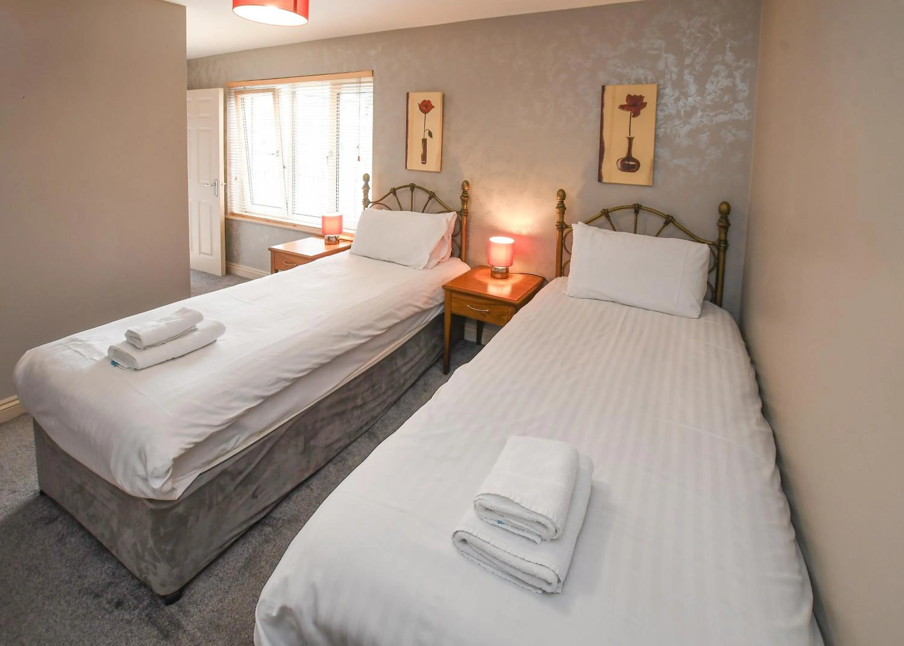 Bed in The Queens Hotel & Victoria Cloisters Apartments