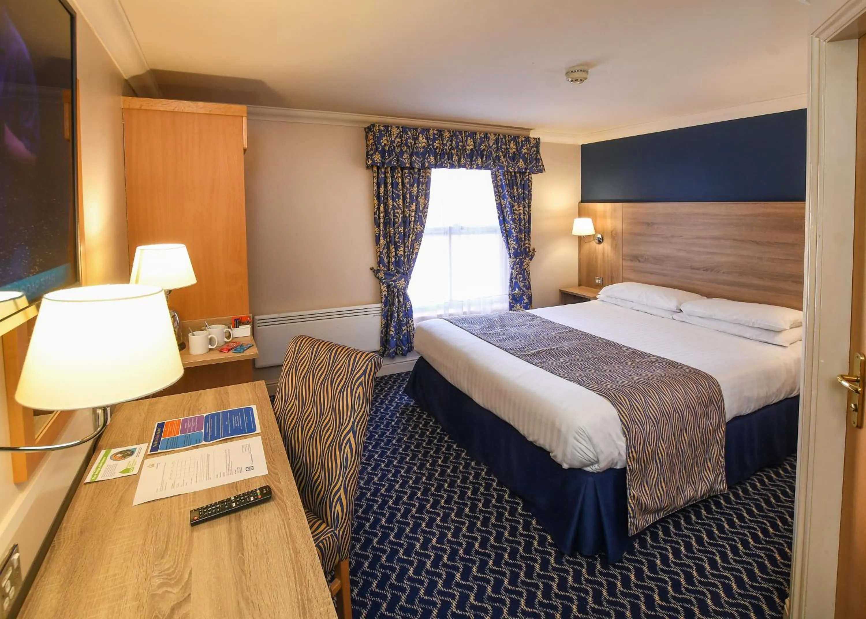 Bed in The Queens Hotel & Victoria Cloisters Apartments