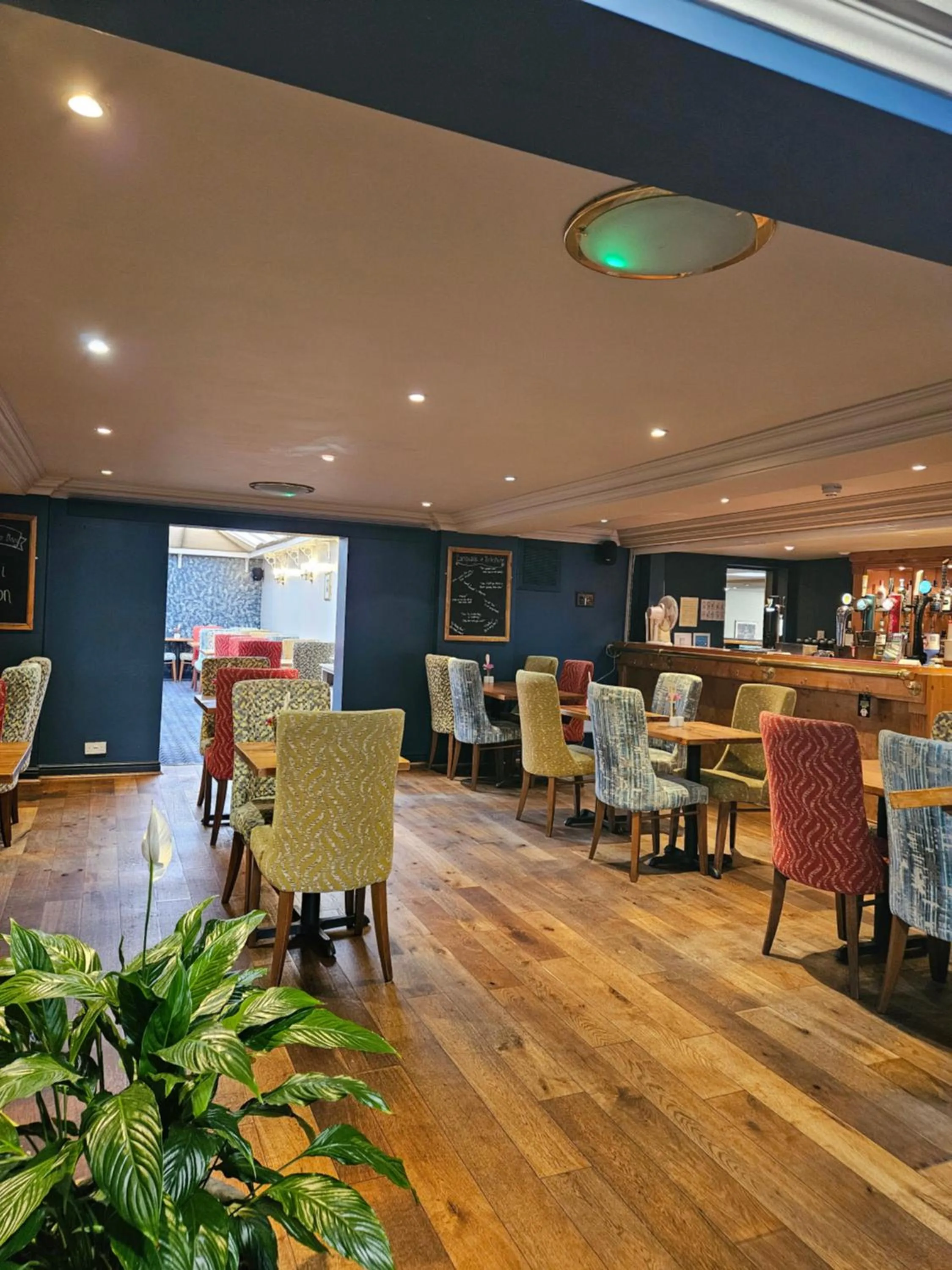 Restaurant/places to eat in The Queens Hotel & Victoria Cloisters Apartments